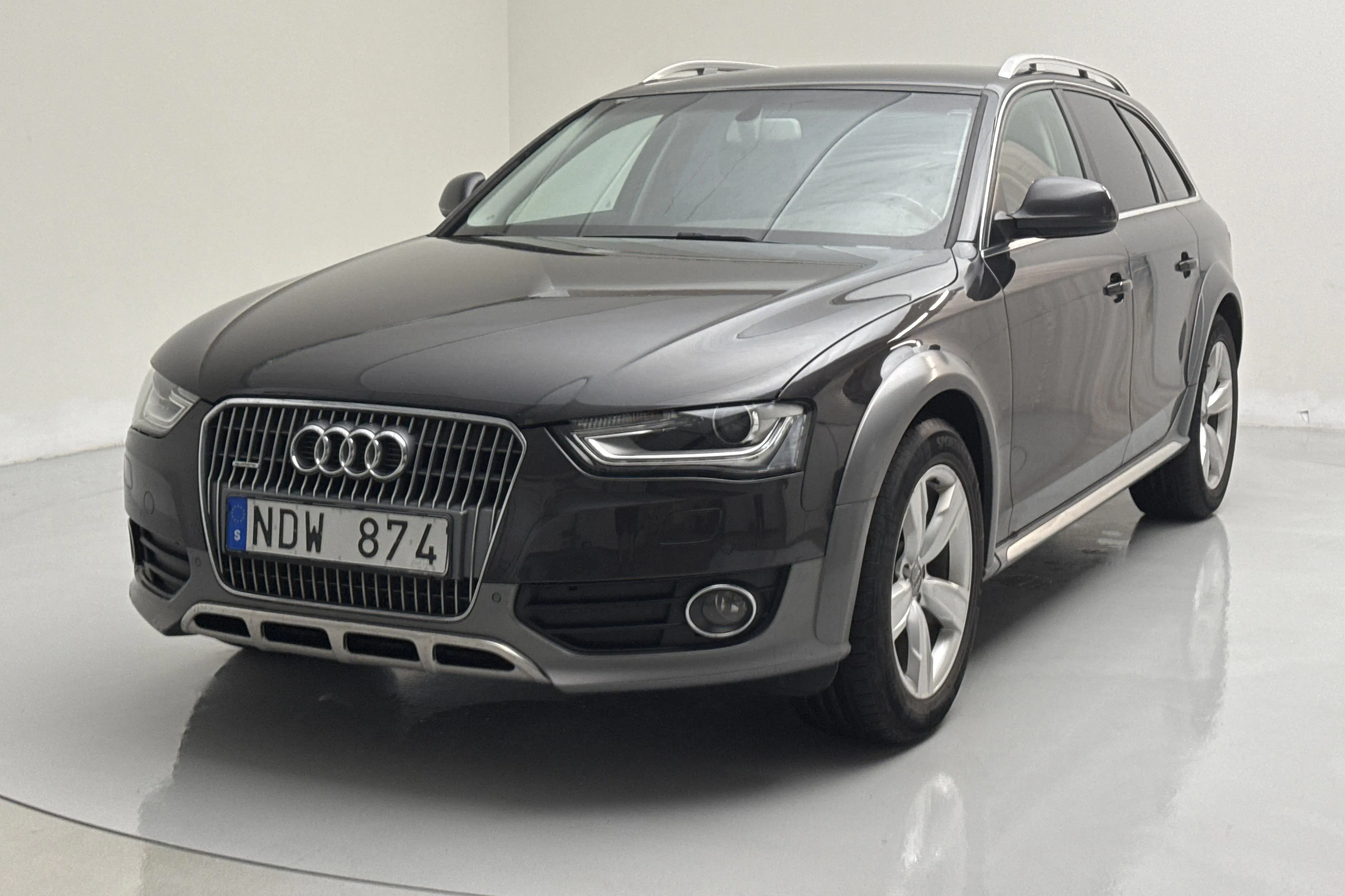 Presentation photo 1 of 13: Audi A4 Allroad 2.0 TDI Avant quattro (177hk) - 174 530 km - Automatic - gray - 2013