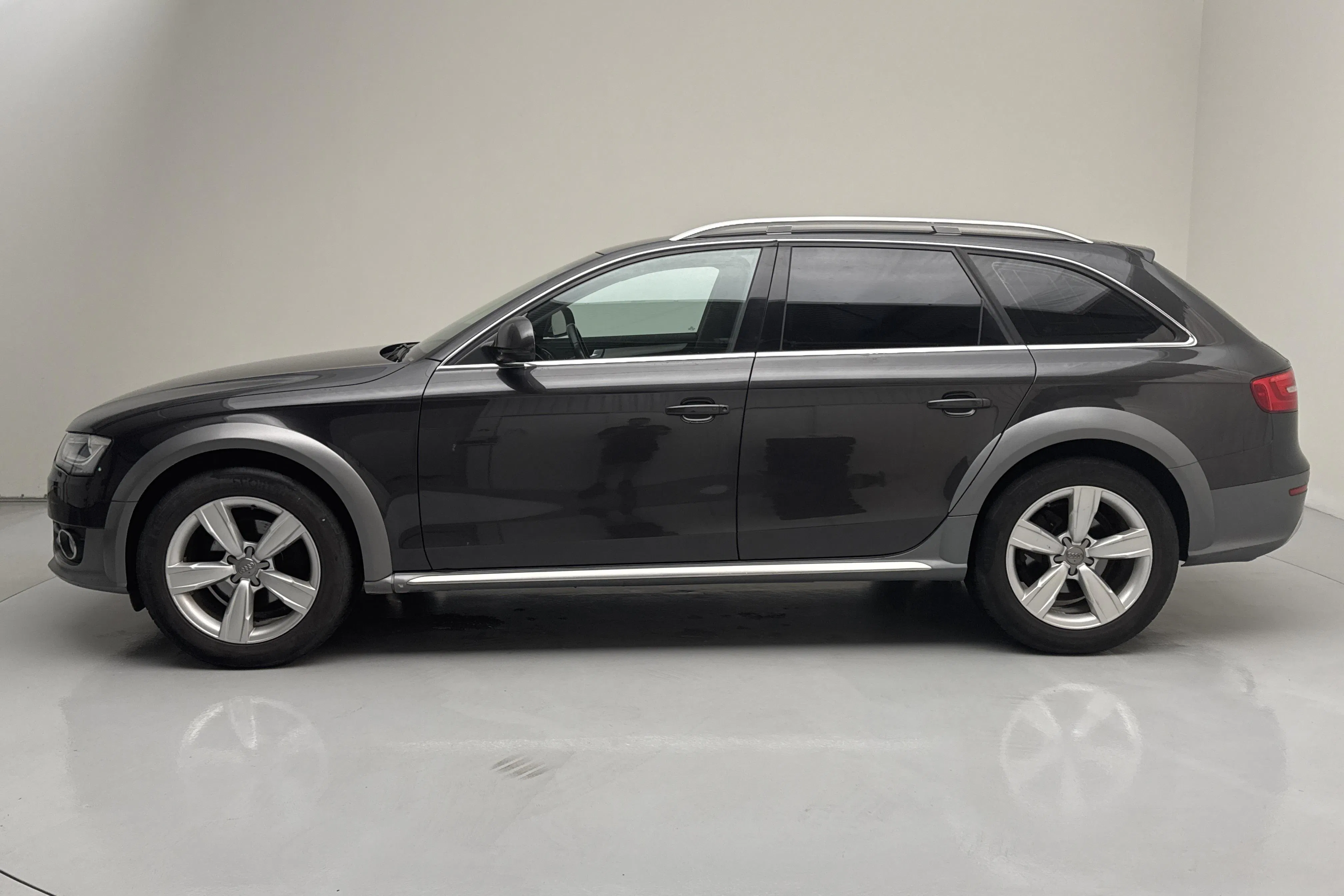 Presentation photo 2 of 13: Audi A4 Allroad 2.0 TDI Avant quattro (177hk) - 174 530 km - Automatic - gray - 2013