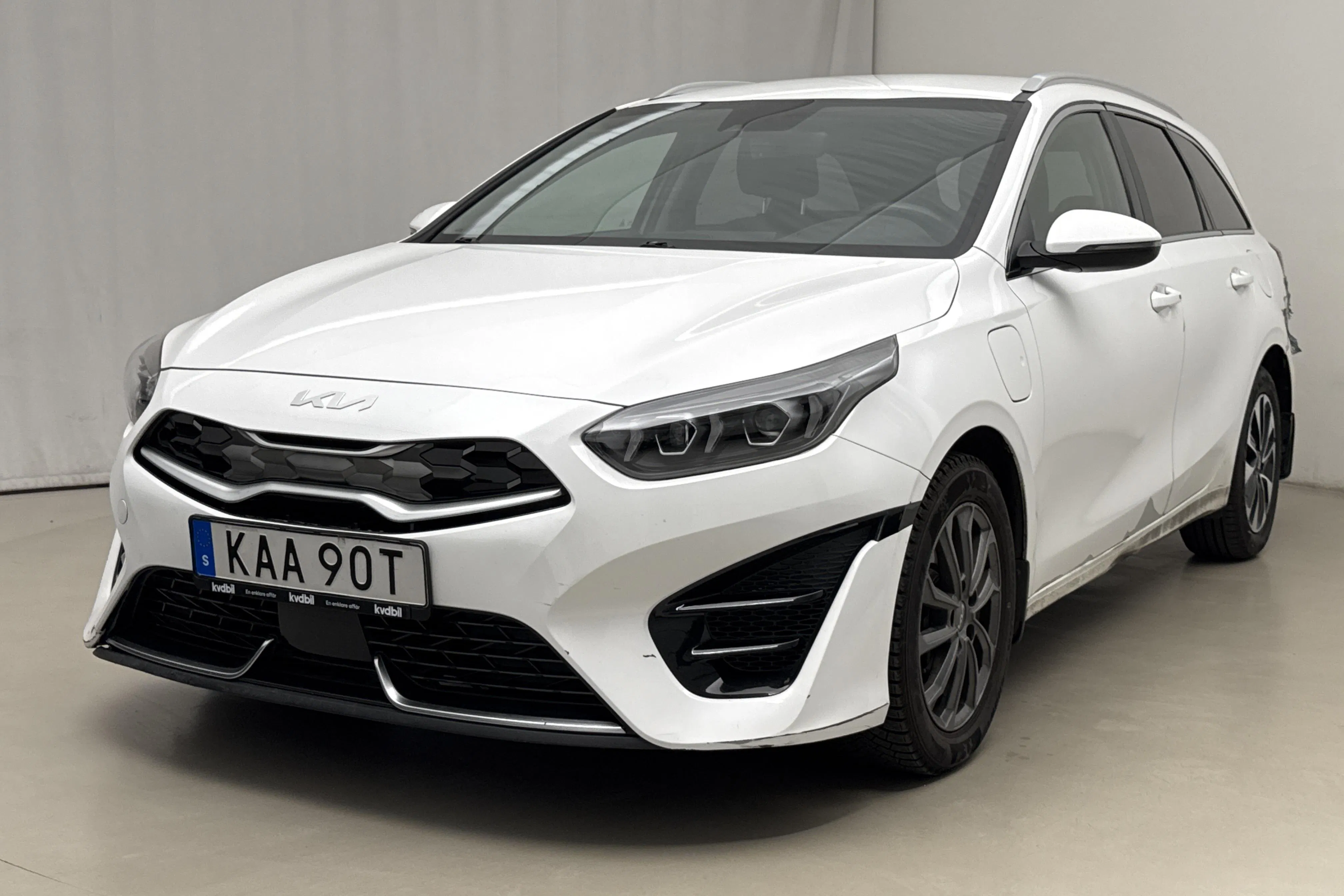 Presentationsfoto 1 av 19: KIA Ceed 1.6 Plug-in Hybrid SW (141hk) - 22 831 mil - Automat - vit - 2023