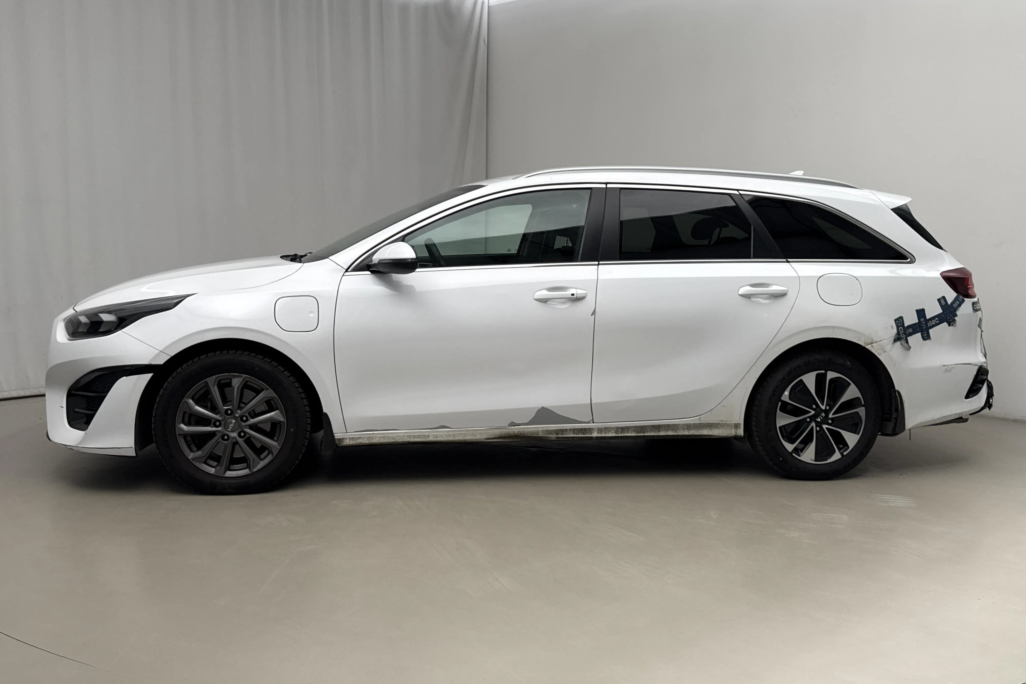Presentationsfoto 2 av 19: KIA Ceed 1.6 Plug-in Hybrid SW (141hk) - 22 831 mil - Automat - vit - 2023