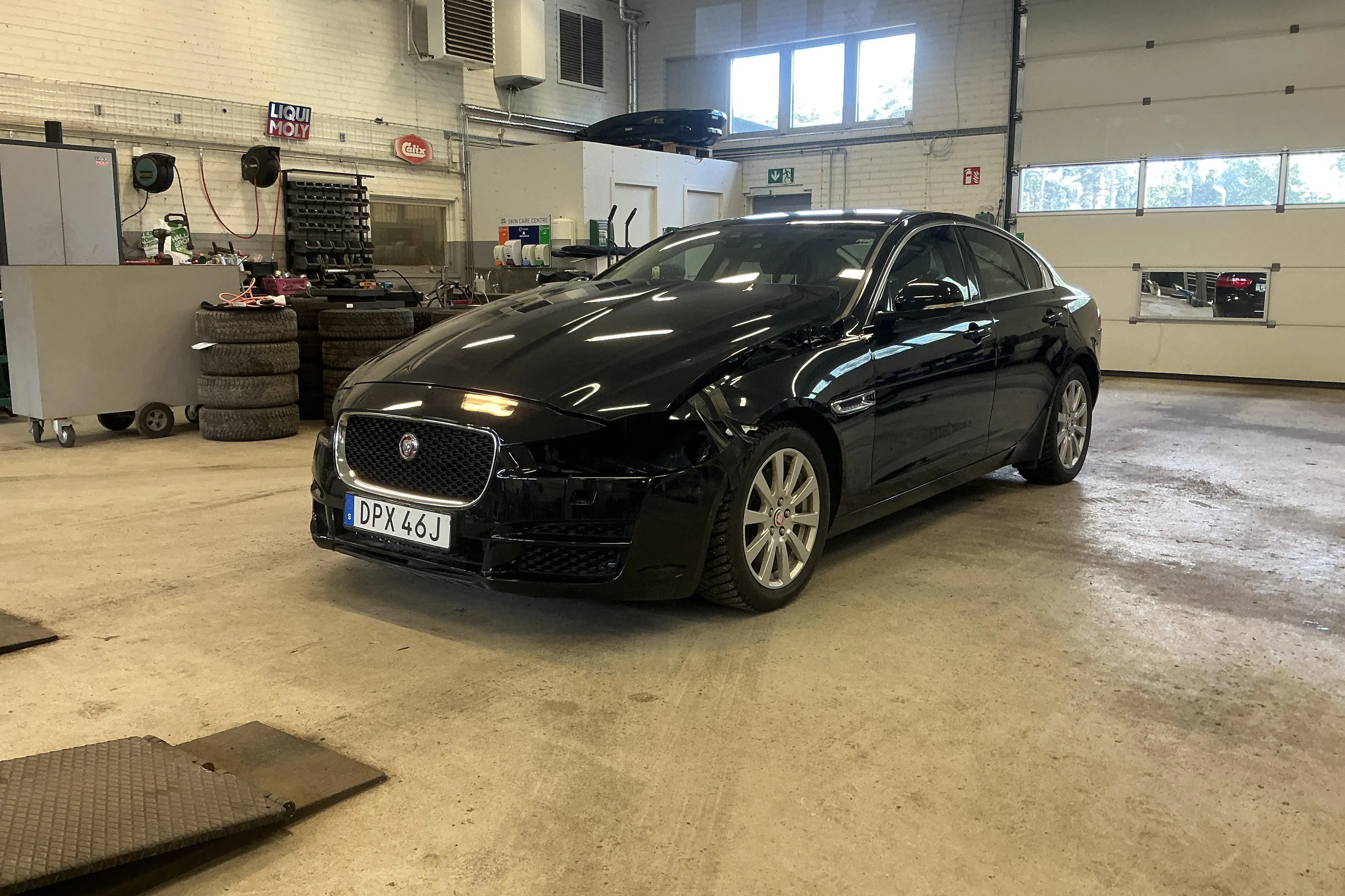Presentation photo 1 of 18: Jaguar XE 2.0 (200hk) - 33 560 km - Automatic - black - 2019