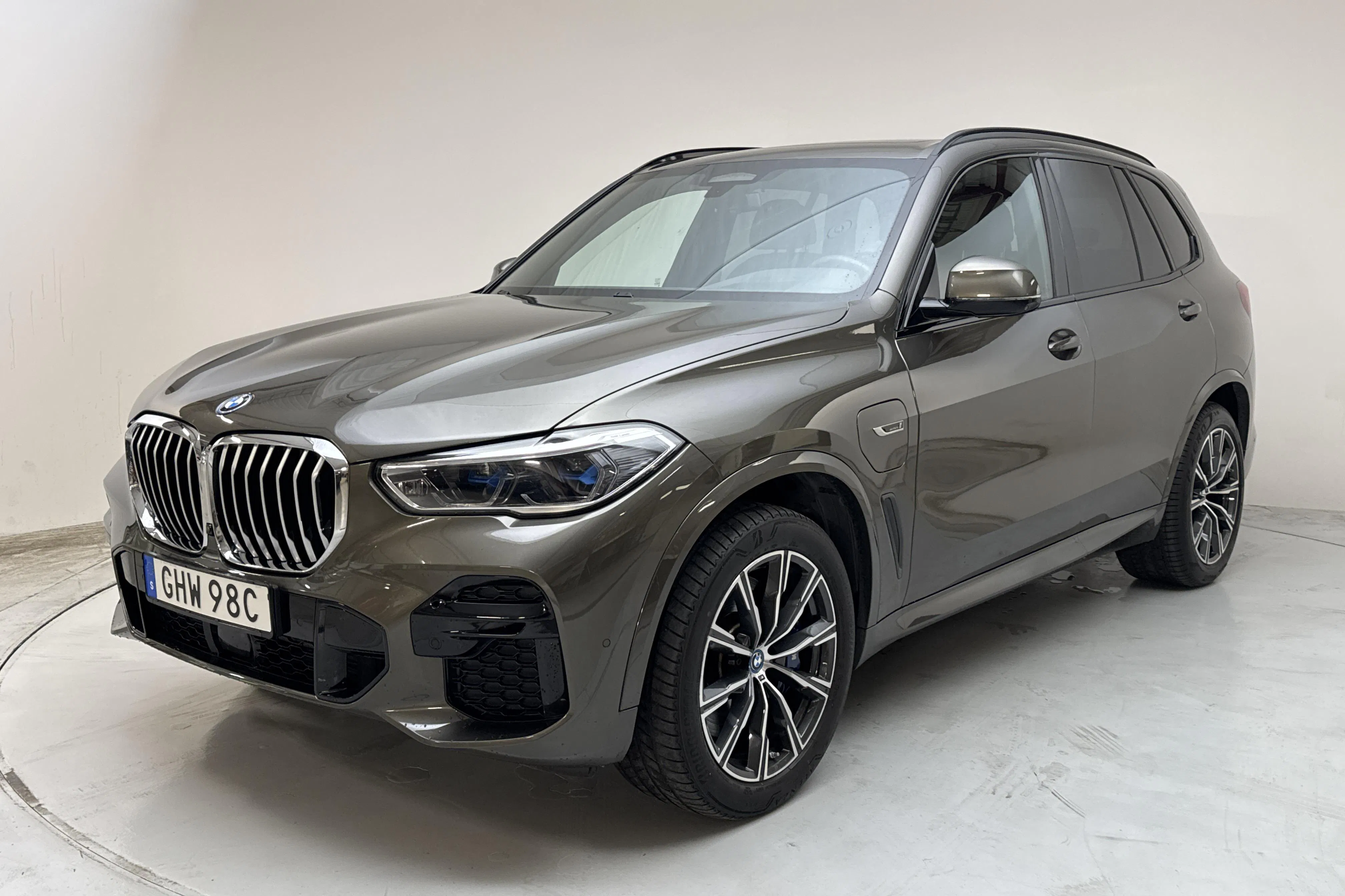 Presentationsfoto 1 av 25: BMW X5 xDrive45e, G05 (394hk) - 9 805 mil - Automat - Ljusbrun - 2022