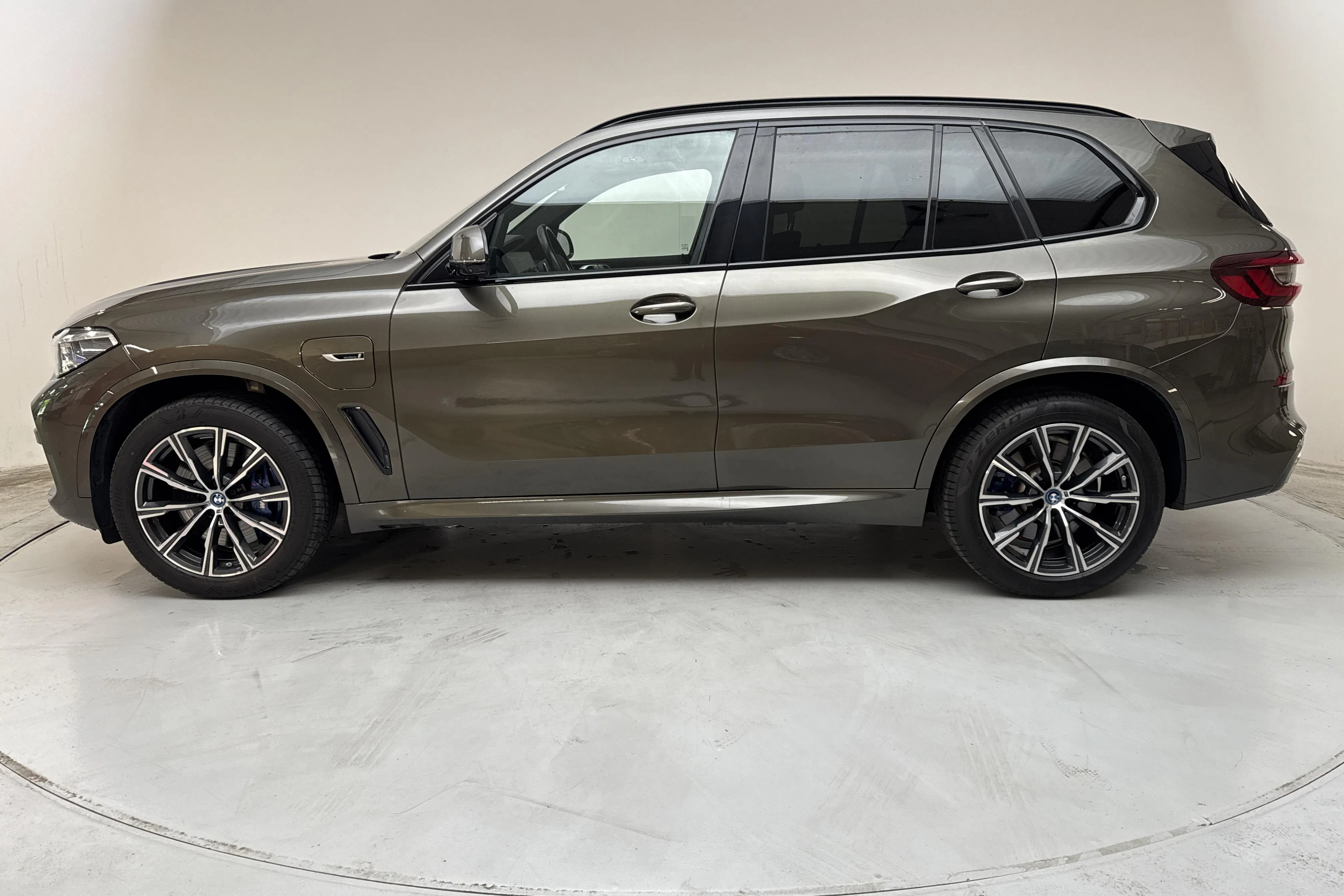 Presentationsfoto 2 av 25: BMW X5 xDrive45e, G05 (394hk) - 9 805 mil - Automat - Ljusbrun - 2022