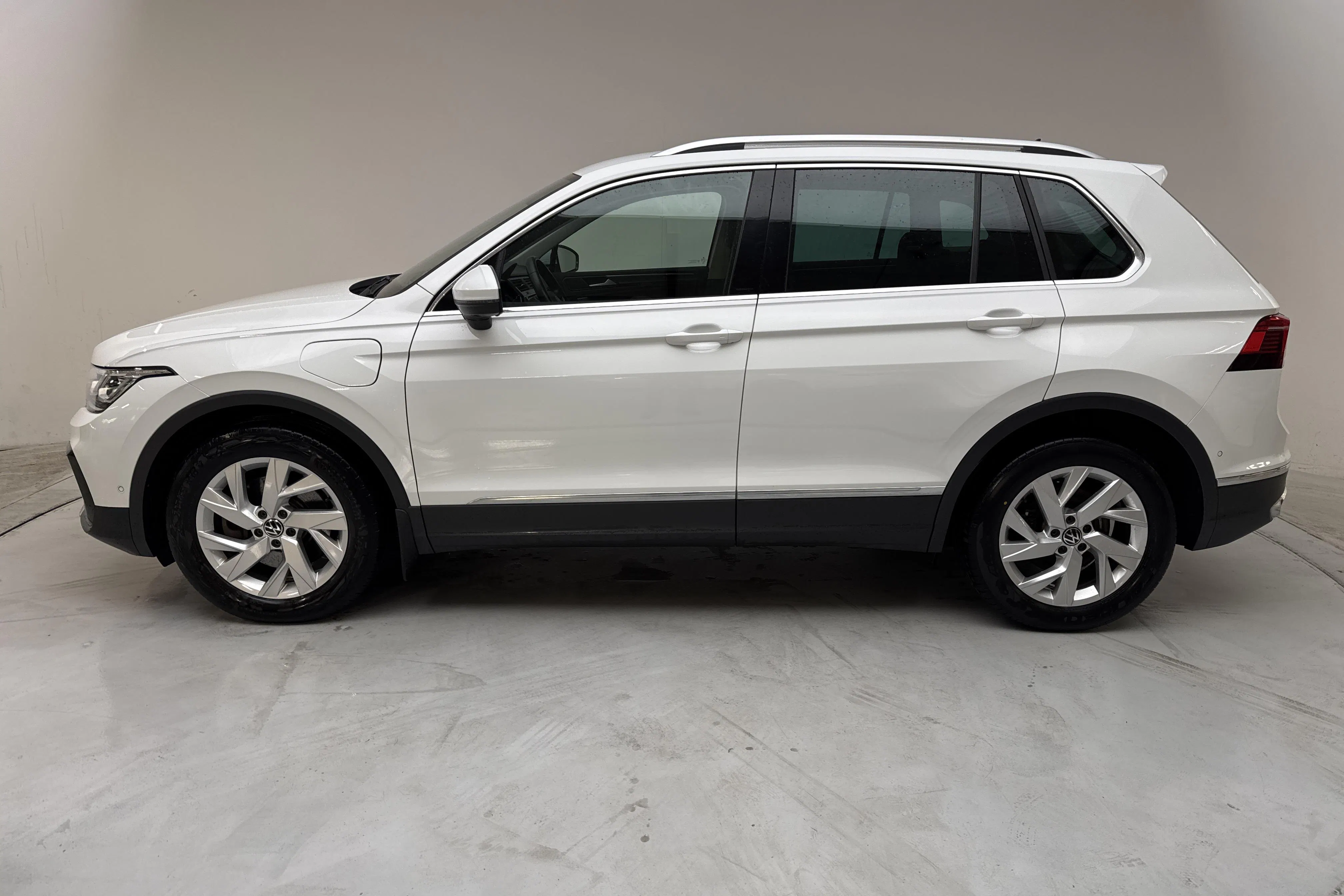 Presentation photo 2 of 17: VW Tiguan 1.4 TSI eHybrid (245hk) - 54 810 km - Automatic - white - 2023