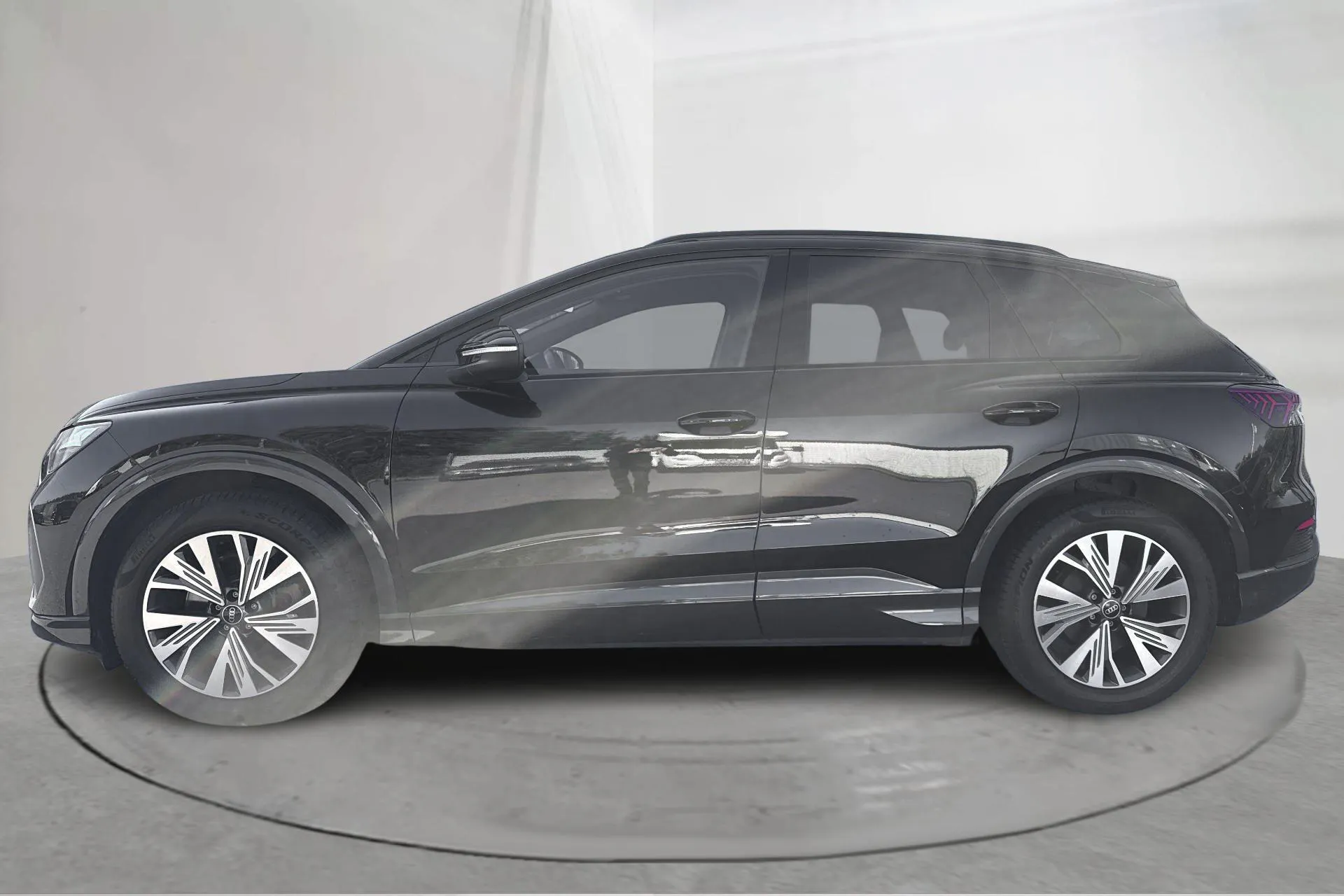Presentationsfoto 2 av 14: Audi Q4 40 e-tron 77kWh (204hk) - 5 449 mil - Automat - svart - 2023