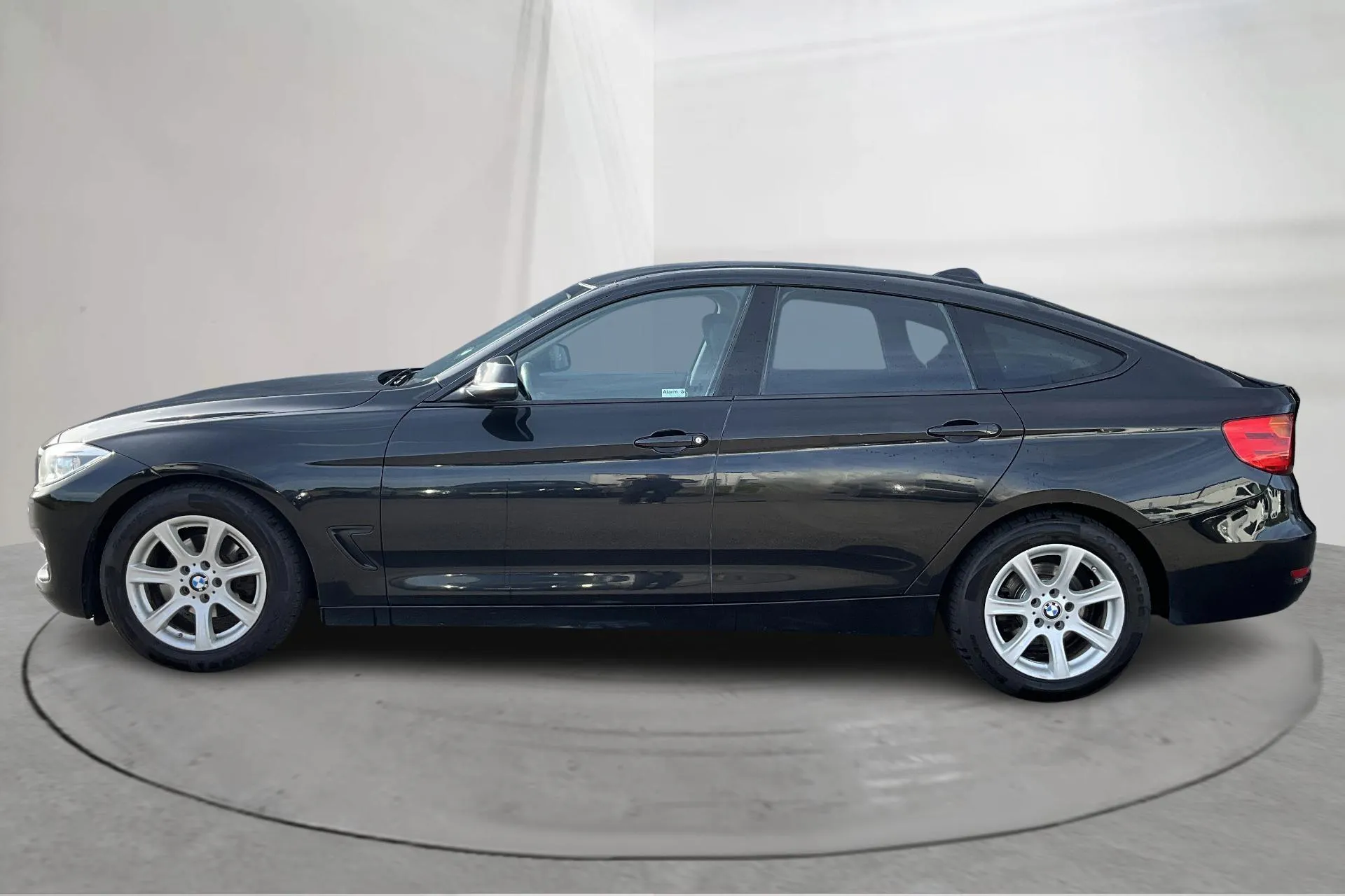 Presentationsfoto 2 av 13: BMW 318d GT, F34 (143hk) - 21 238 mil - Automat - svart - 2015