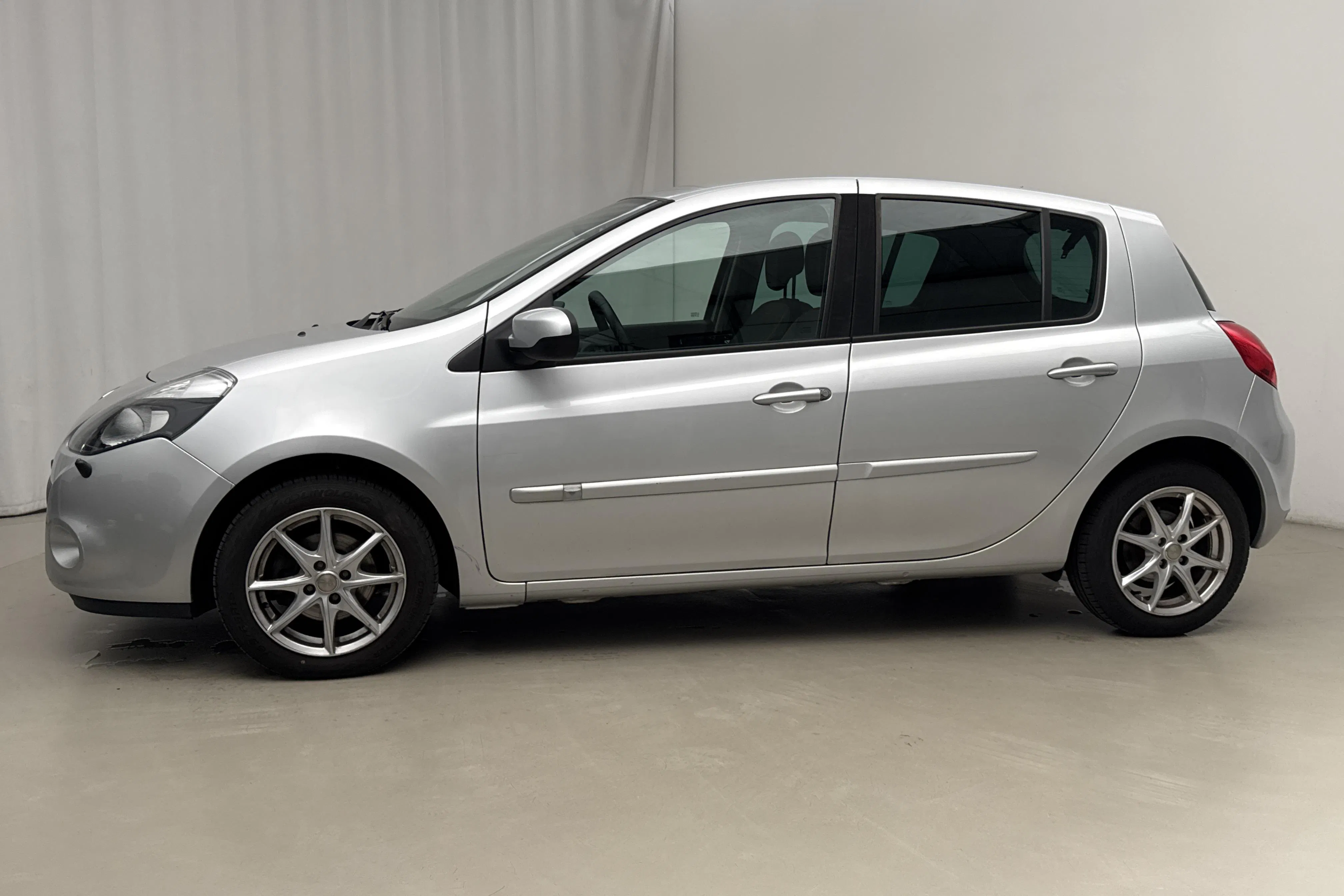Presentation photo 2 of 15: Renault Clio III 1.2 Flex Fuel 5dr (75hk) - 58 260 km - Manual - silver - 2011
