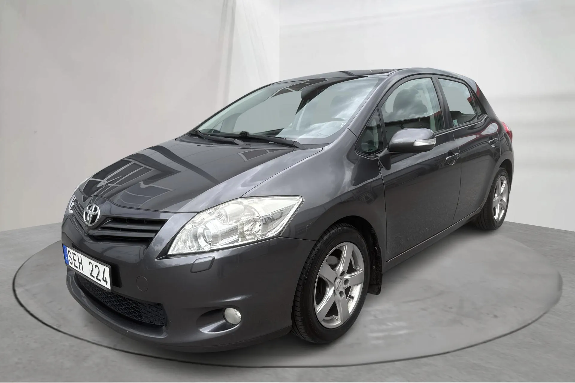 Presentation photo 1 of 13: Toyota Auris 1.4 D-4D 5dr (90hk) - 167 520 km - Manual - dark grey - 2012