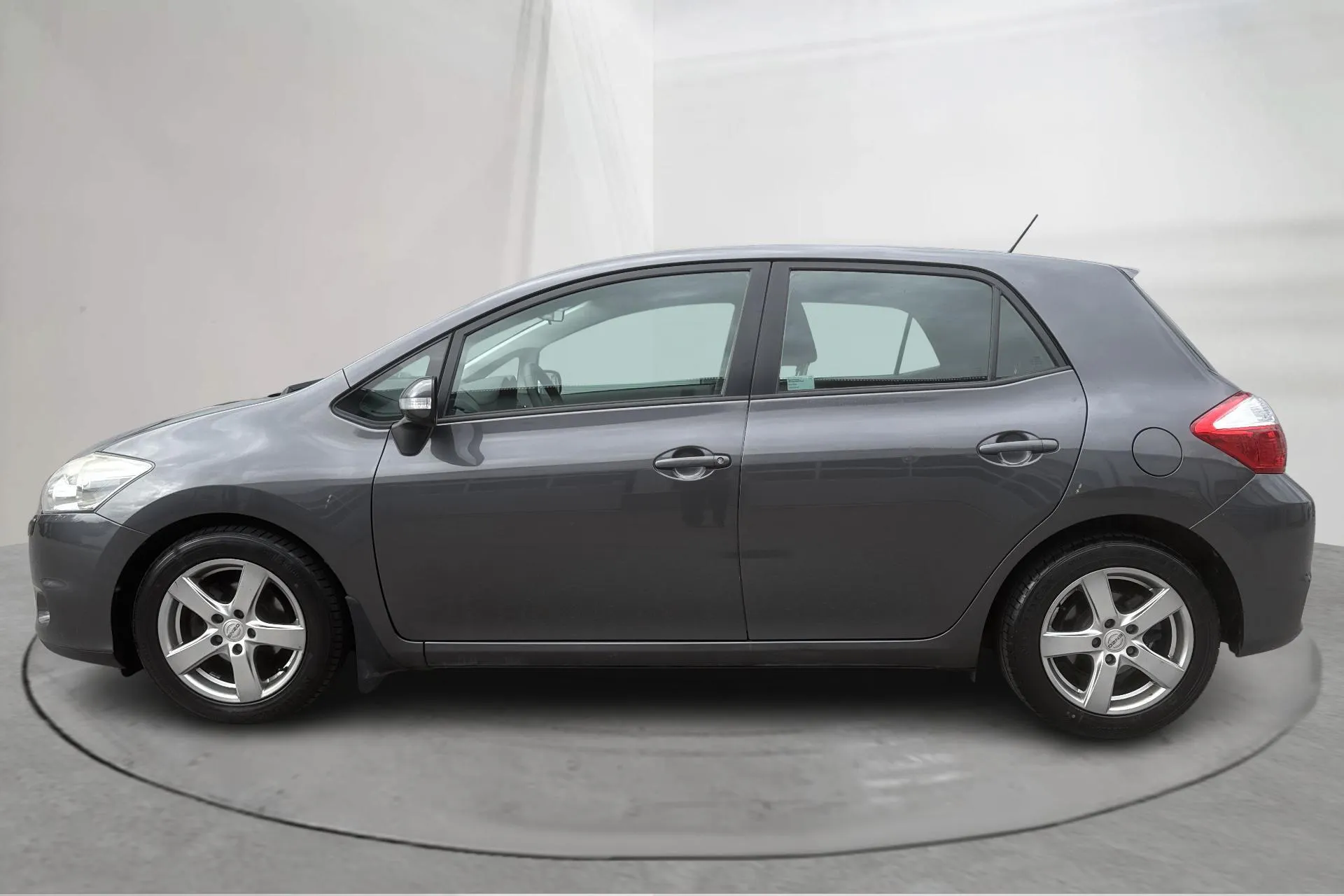 Presentation photo 2 of 13: Toyota Auris 1.4 D-4D 5dr (90hk) - 167 520 km - Manual - dark grey - 2012