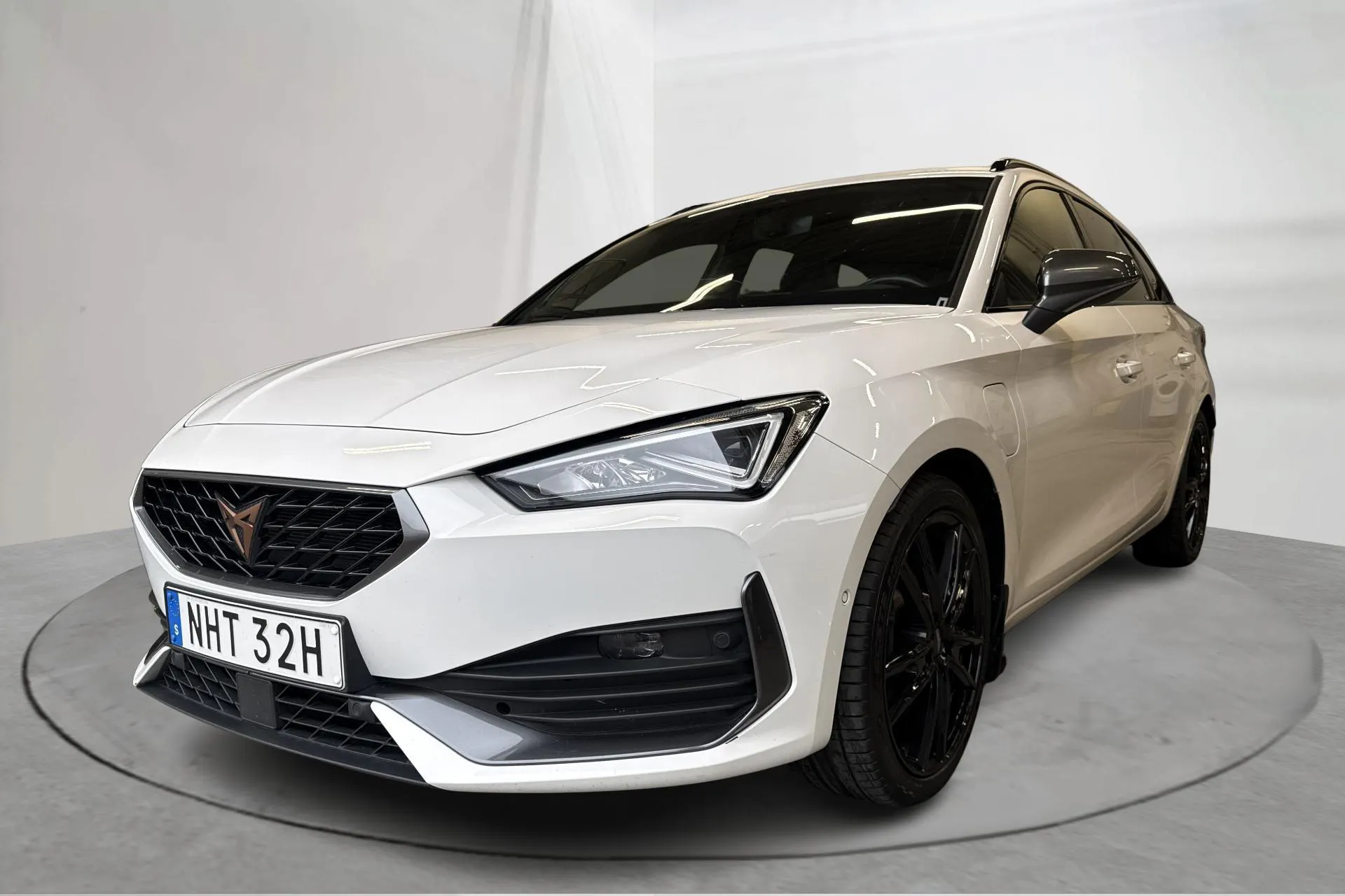 Presentation photo 1 of 16: Cupra Leon VZ 1.4 e-HYBRID Sportstourer (245hk) - 63 420 km - Automatic - white - 2024