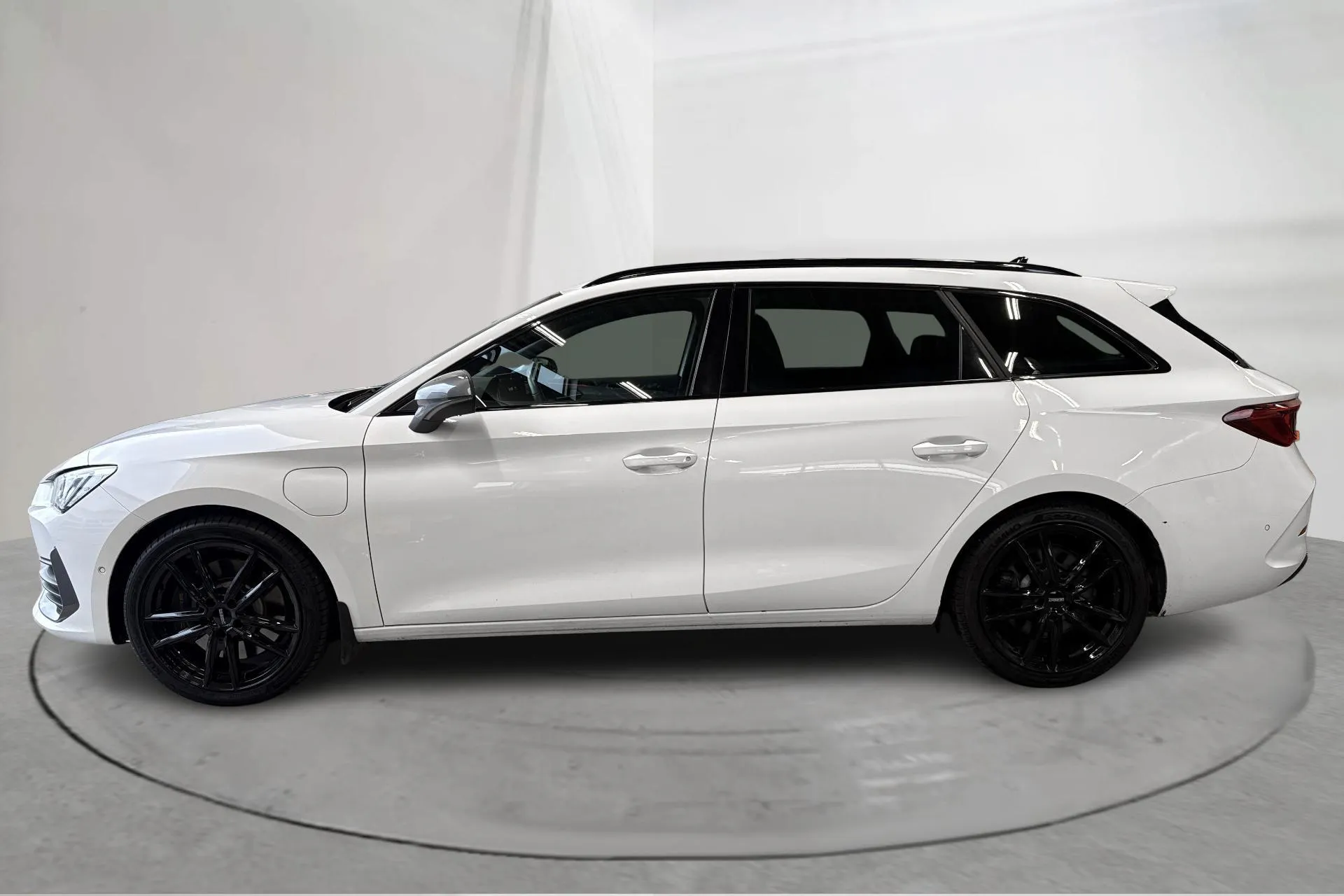 Presentation photo 2 of 16: Cupra Leon VZ 1.4 e-HYBRID Sportstourer (245hk) - 63 420 km - Automatic - white - 2024
