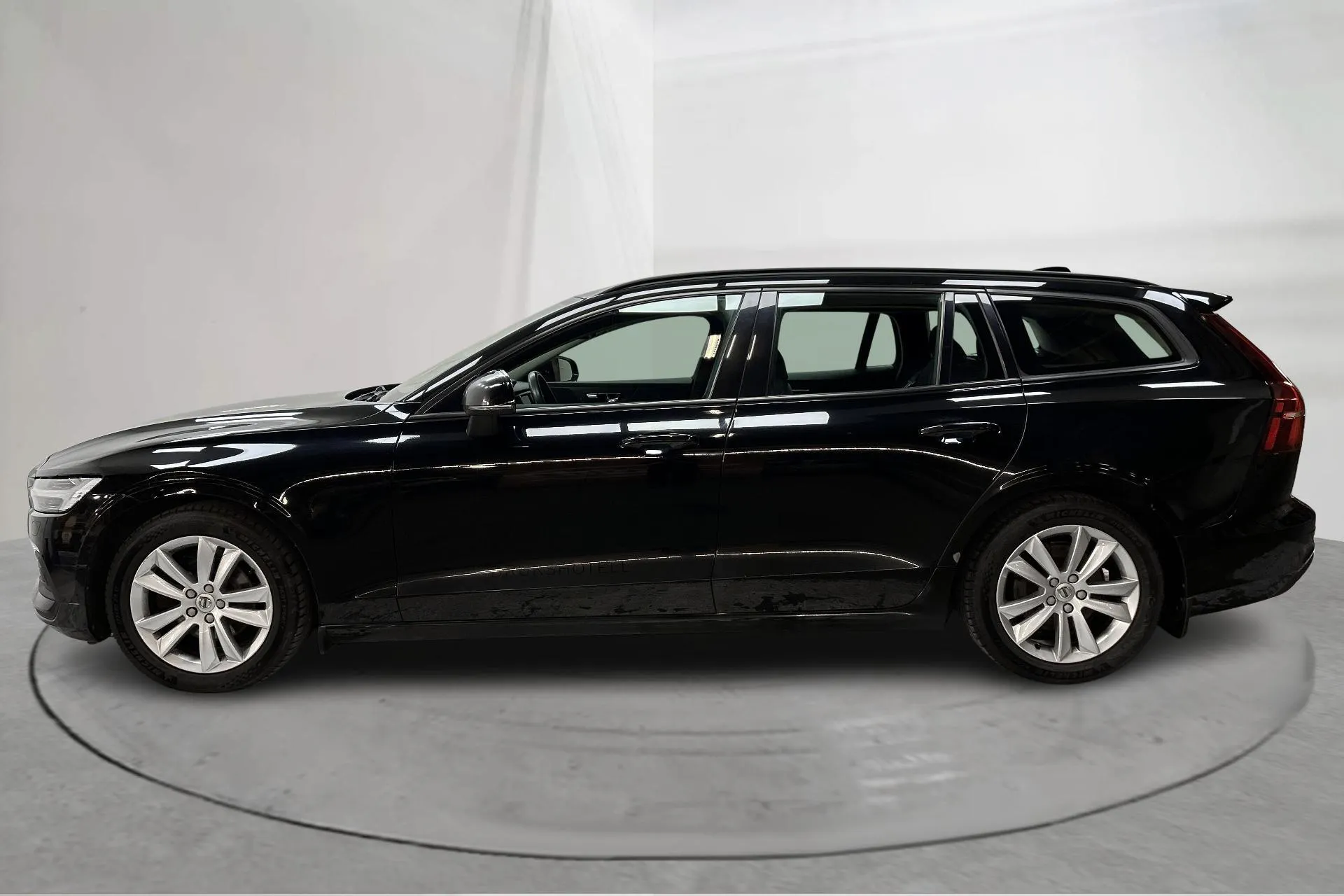 Presentationsfoto 2 av 15: Volvo V60 D3 (150hk) - 24 537 mil - Automat - svart - 2019