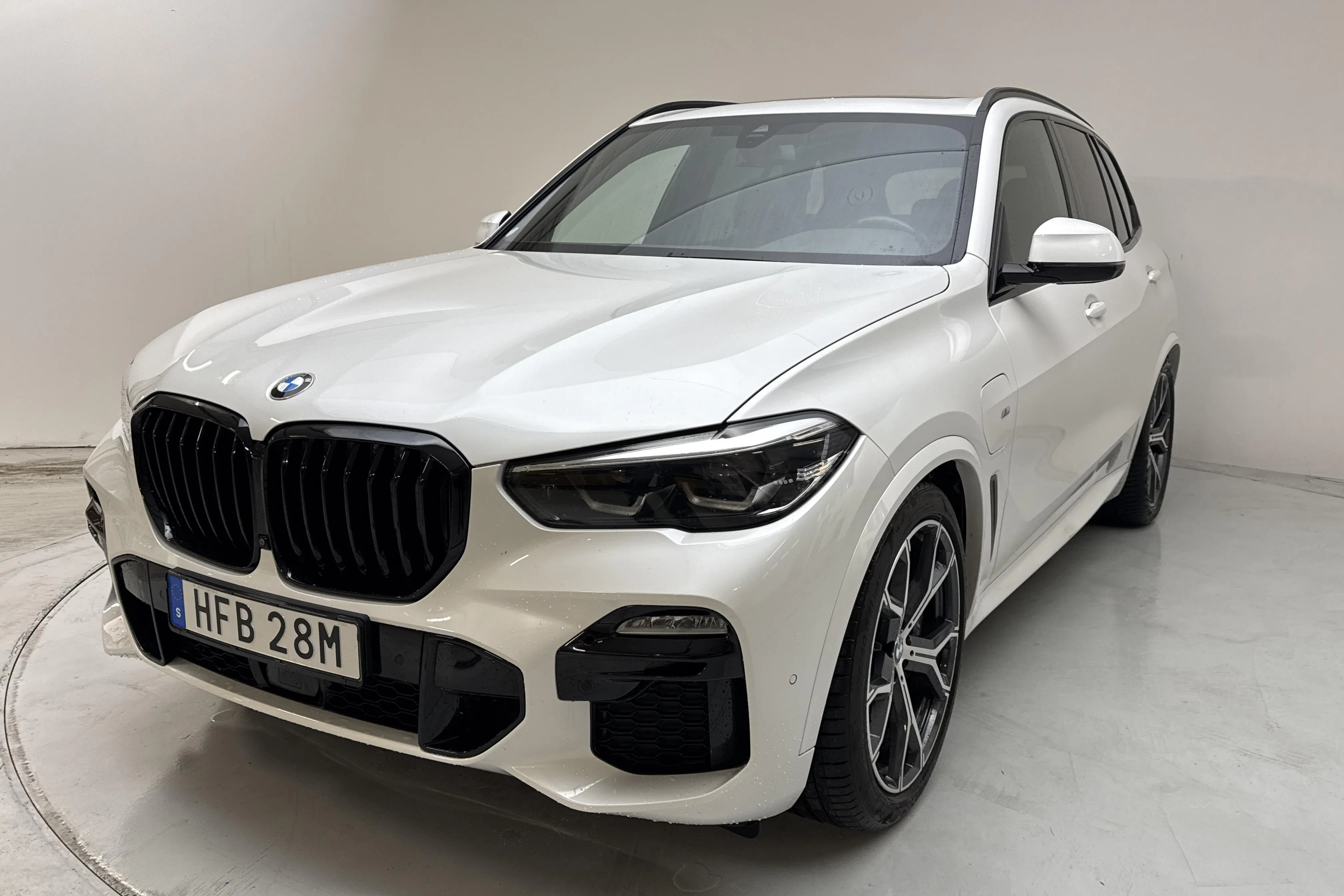 Presentationsfoto 1 av 18: BMW X5 xDrive45e, G05 (394hk) - 8 443 mil - Automat - vit - 2021