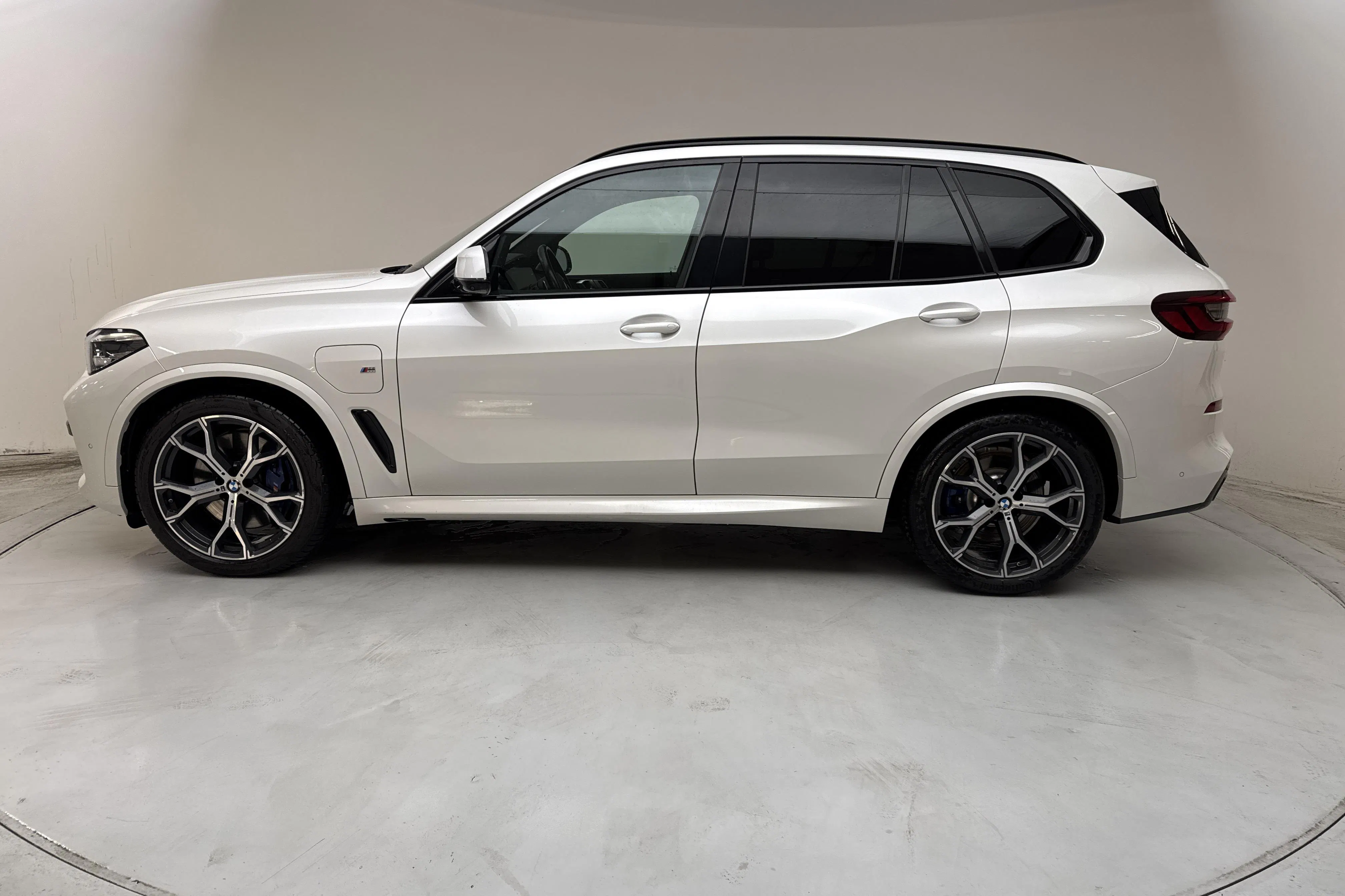 Presentationsfoto 2 av 18: BMW X5 xDrive45e, G05 (394hk) - 8 443 mil - Automat - vit - 2021