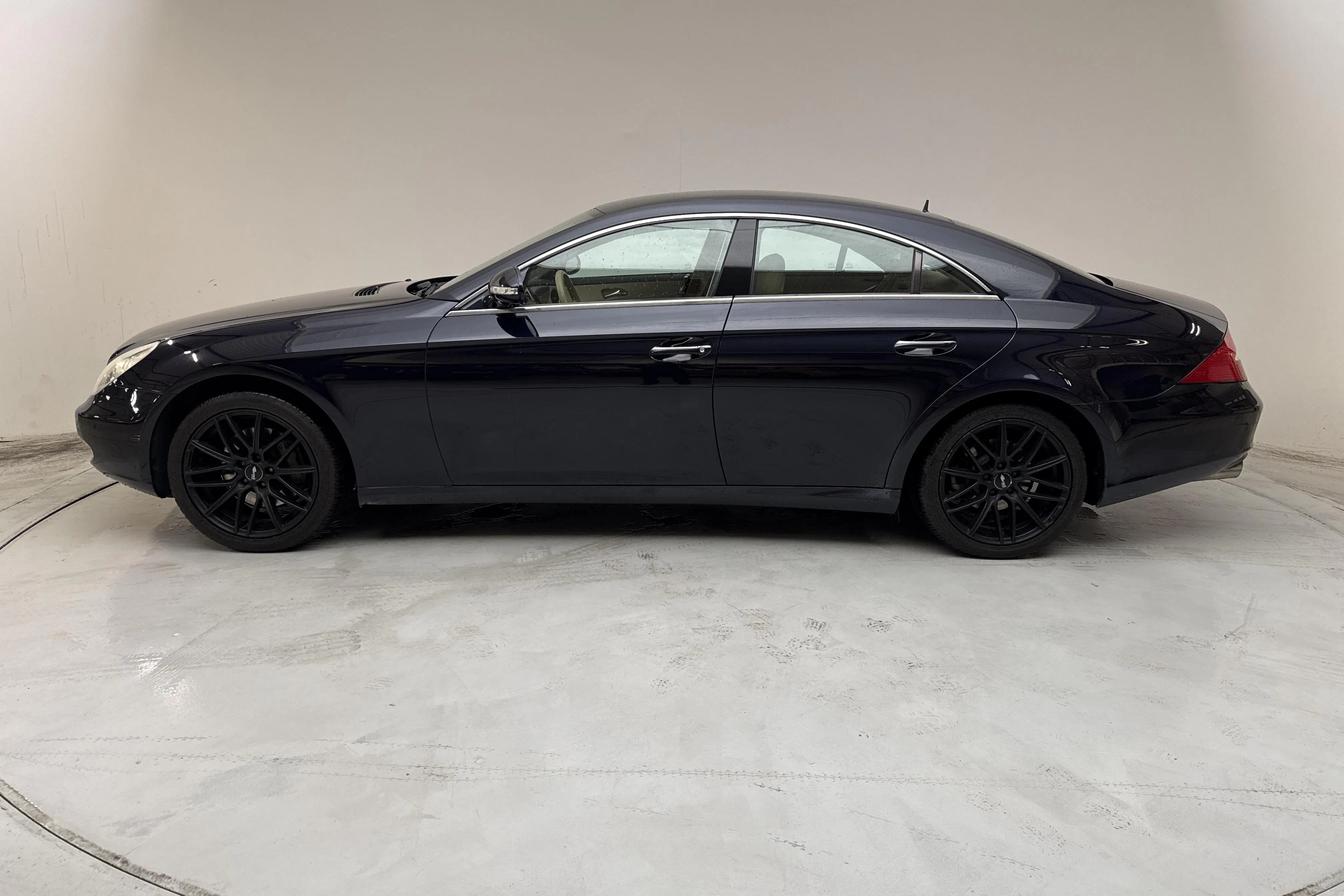 Presentation photo 2 of 12: Mercedes CLS 350 (272hk) - 188 430 km - Automatic - dark blue - 2005