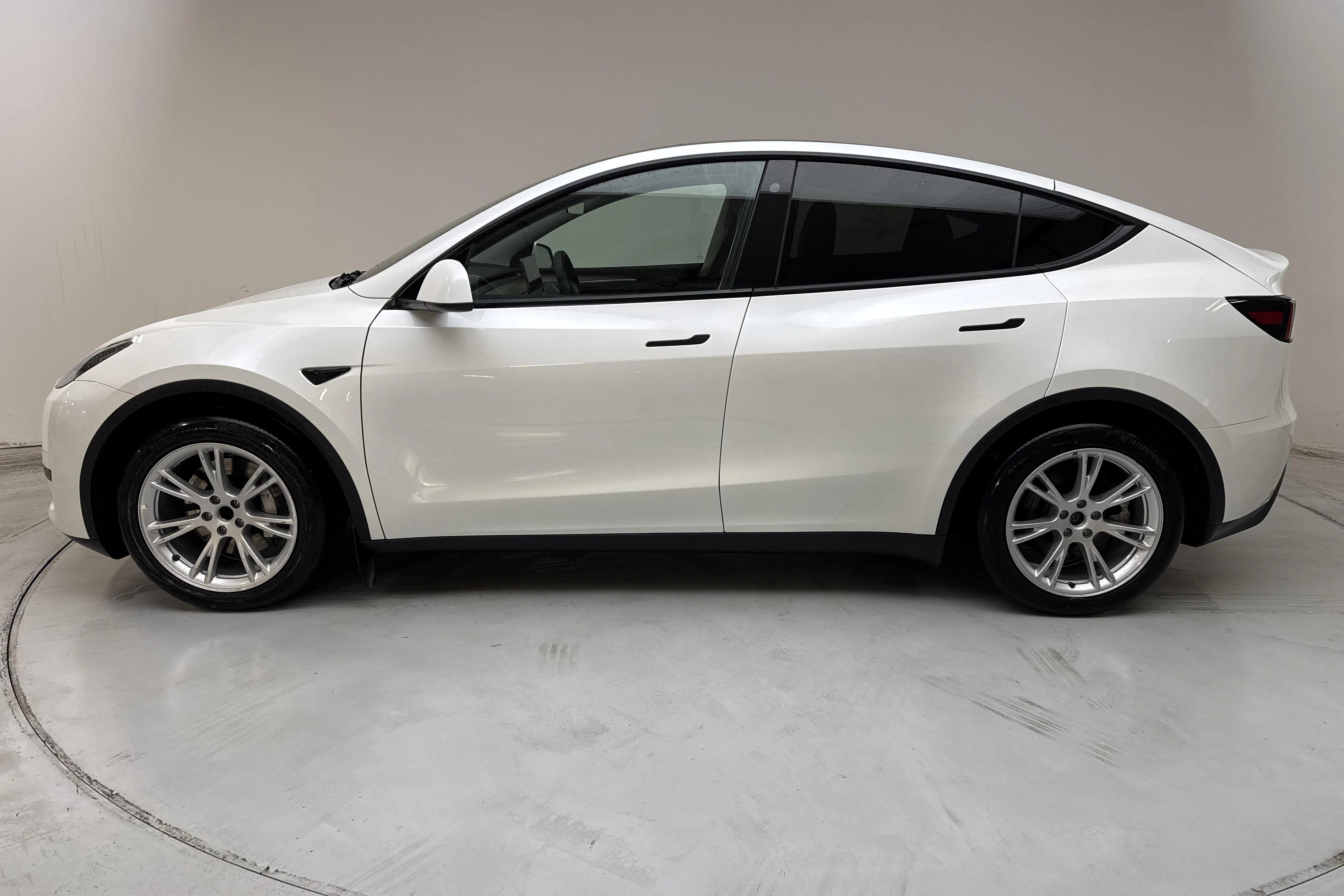 Presentationsfoto 2 av 18: Tesla Model Y RWD - 13 176 mil - Automat - vit - 2023