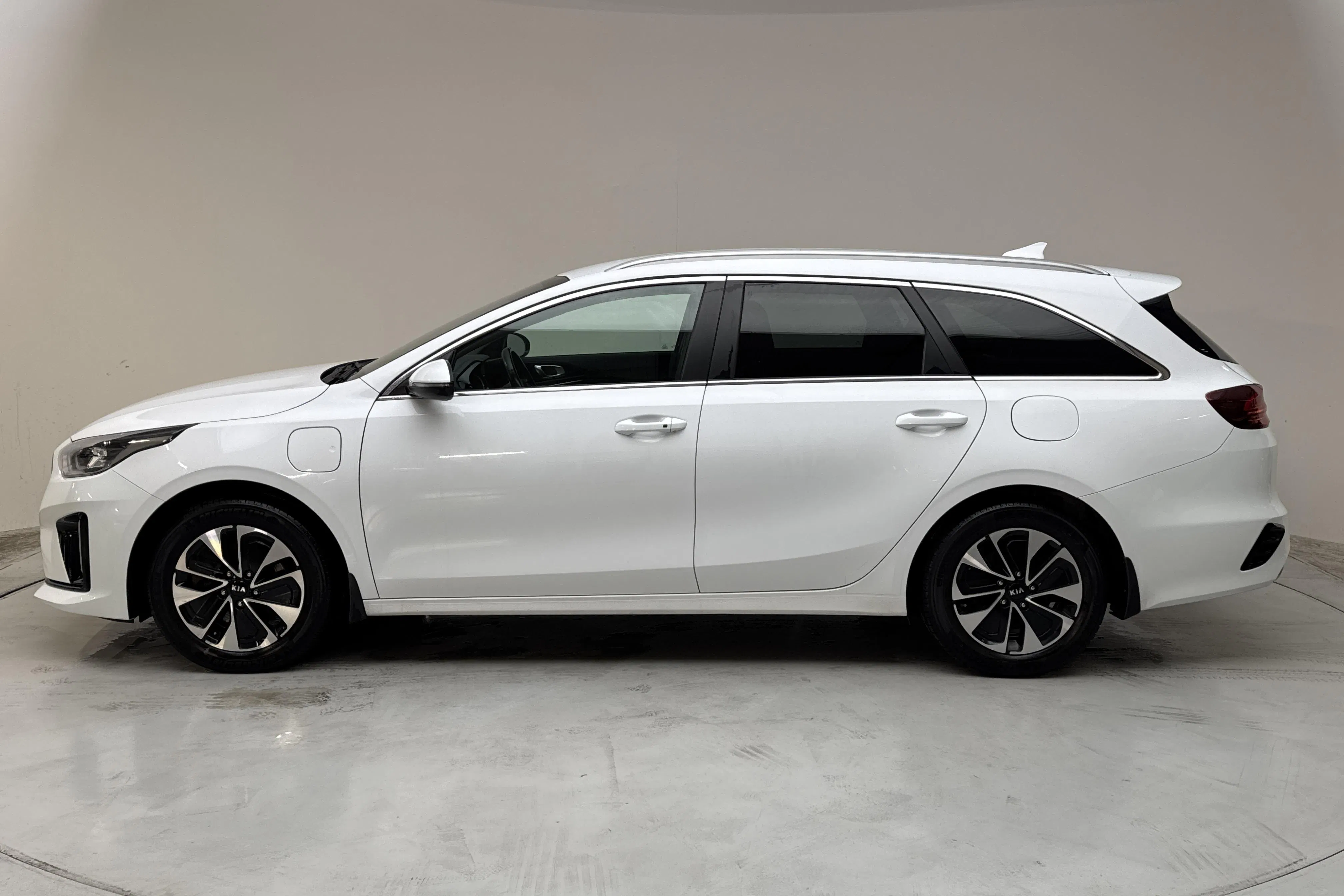 Presentationsfoto 2 av 16: KIA Ceed 1.6 Plug-in Hybrid SW (141hk) - 8 862 mil - Automat - vit - 2021