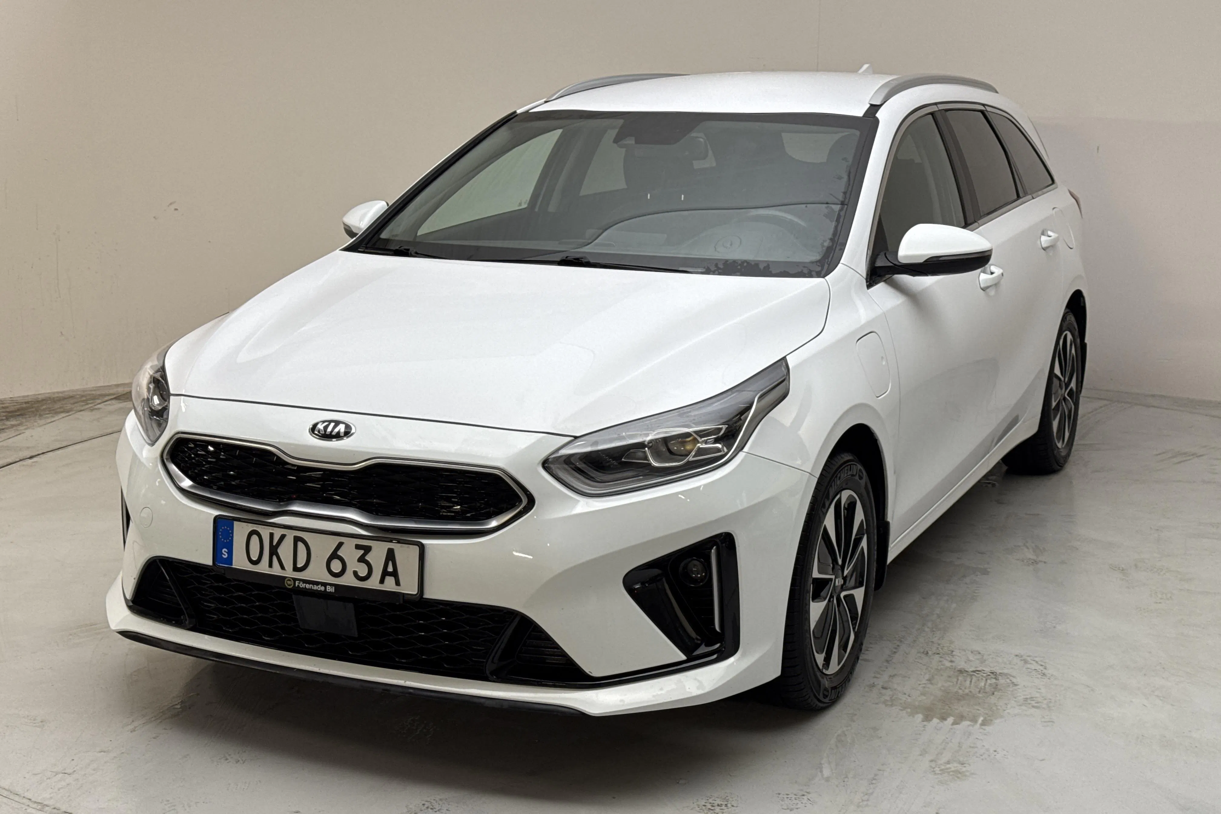 Presentationsfoto 1 av 16: KIA Ceed 1.6 Plug-in Hybrid SW (141hk) - 8 862 mil - Automat - vit - 2021
