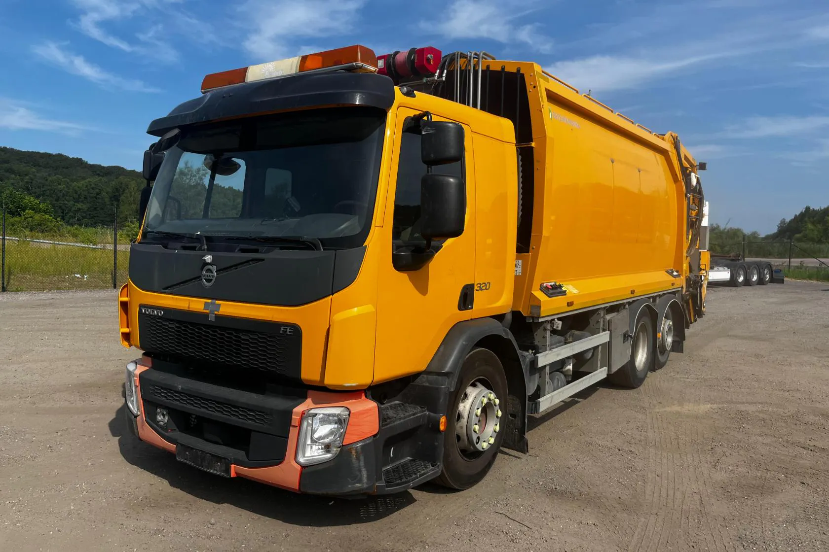 Presentationsfoto 1 av 91: VOLVO VOLVO FE320 6X2 - 131 796 km - Automat - gul - 2018