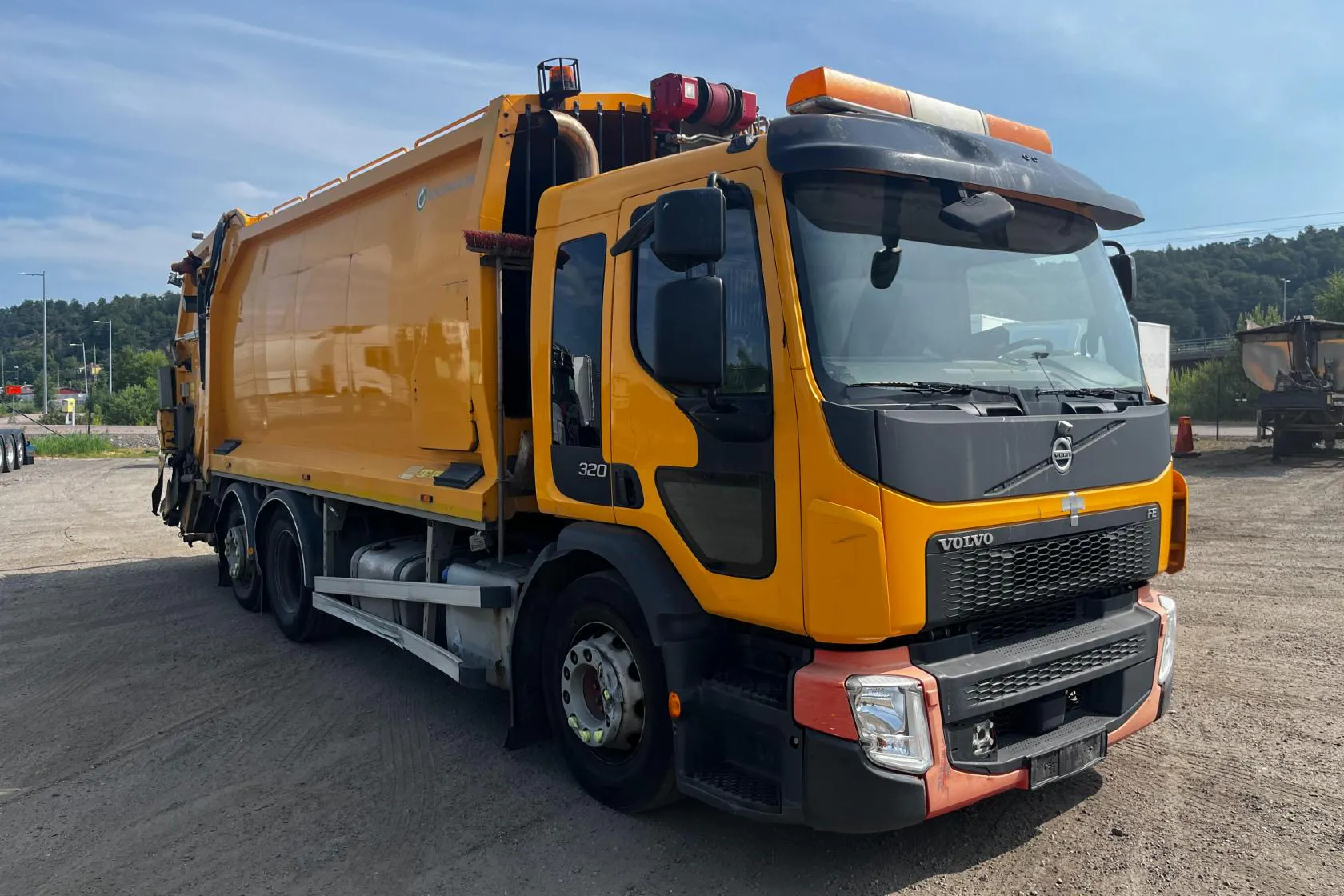 Presentationsfoto 2 av 91: VOLVO VOLVO FE320 6X2 - 131 796 km - Automat - gul - 2018