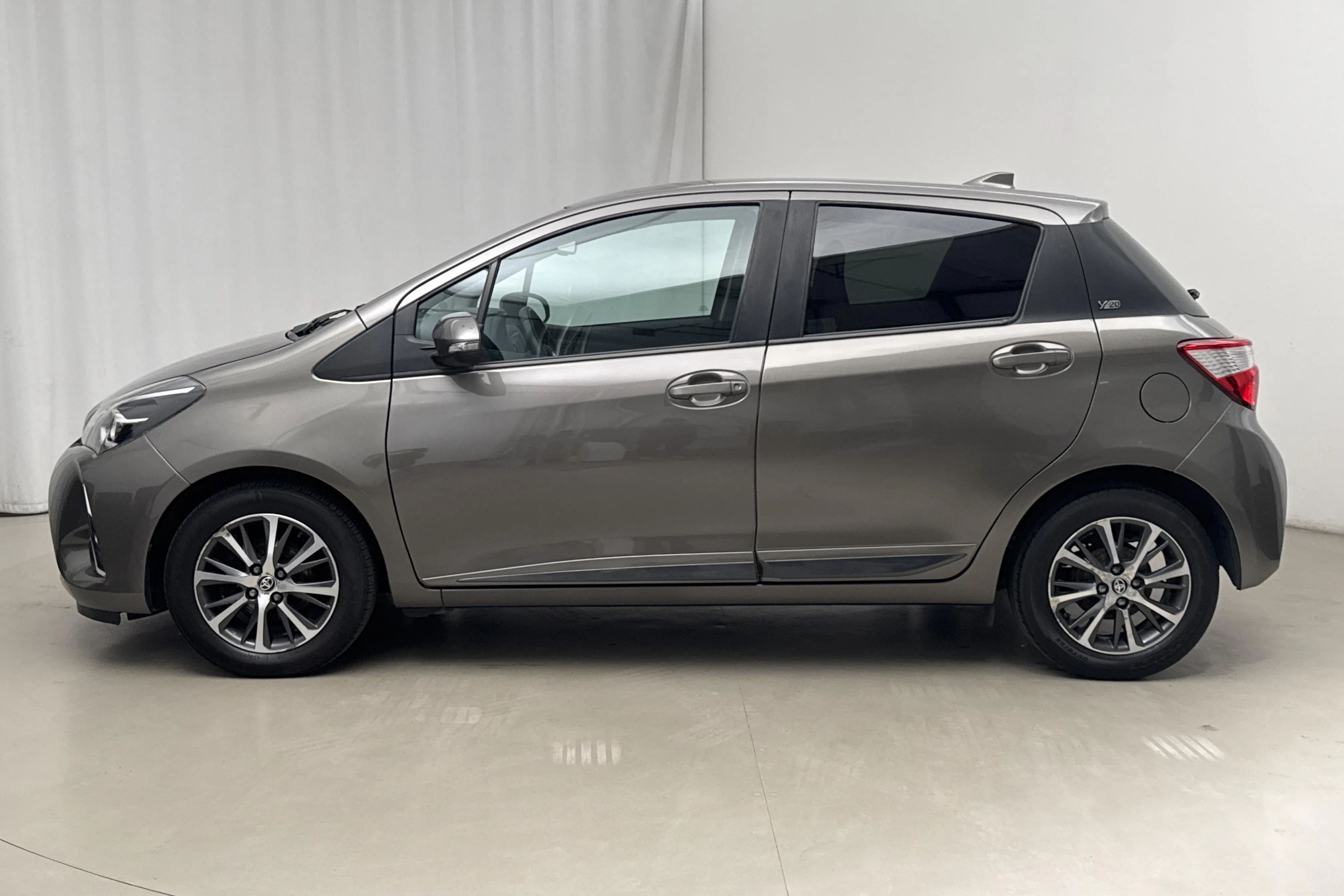 Presentationsfoto 2 av 15: Toyota Yaris 1.5 5dr (111hk) - 7 336 mil - Automat - Mörkgrå - 2020