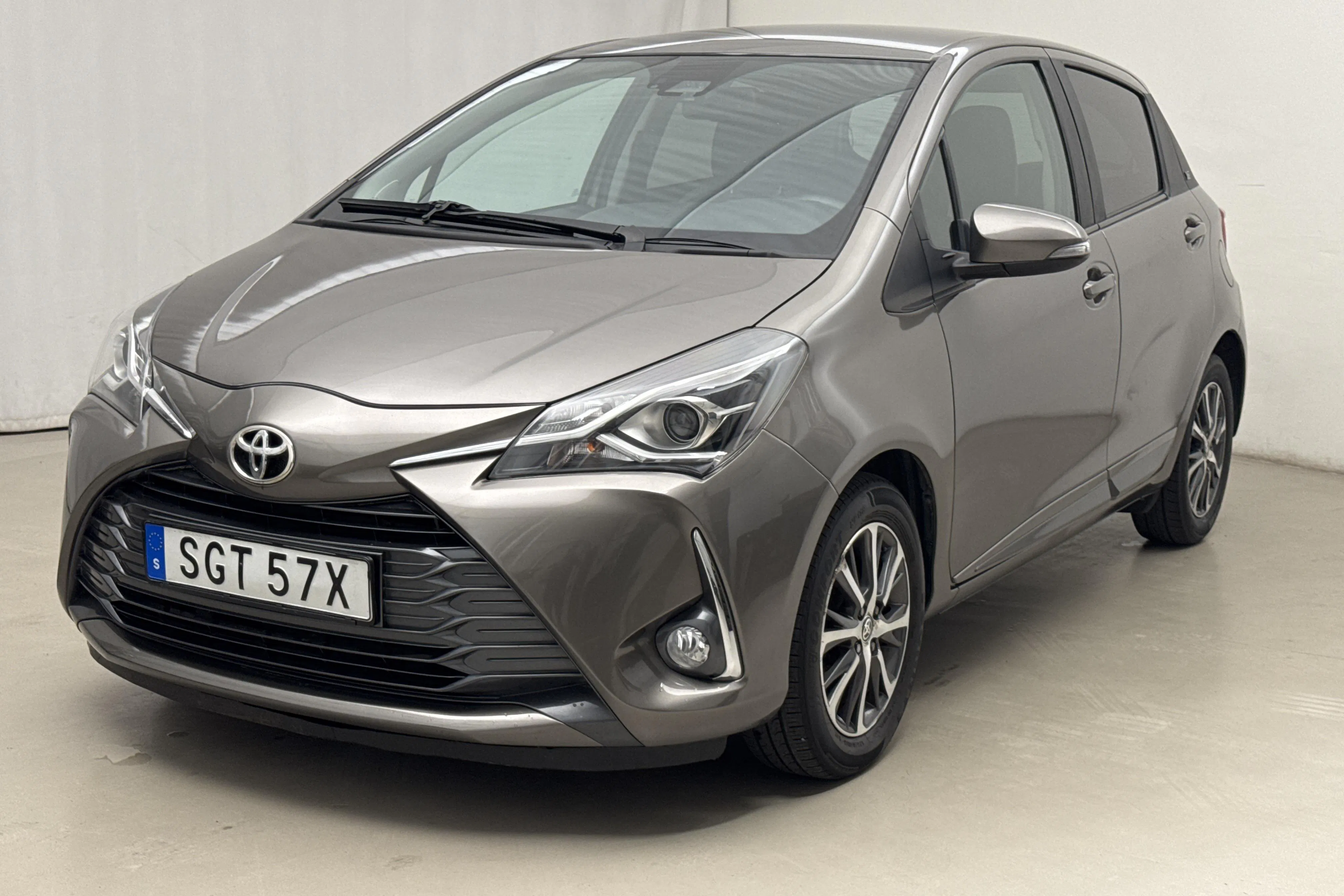 Presentationsfoto 1 av 15: Toyota Yaris 1.5 5dr (111hk) - 7 336 mil - Automat - Mörkgrå - 2020