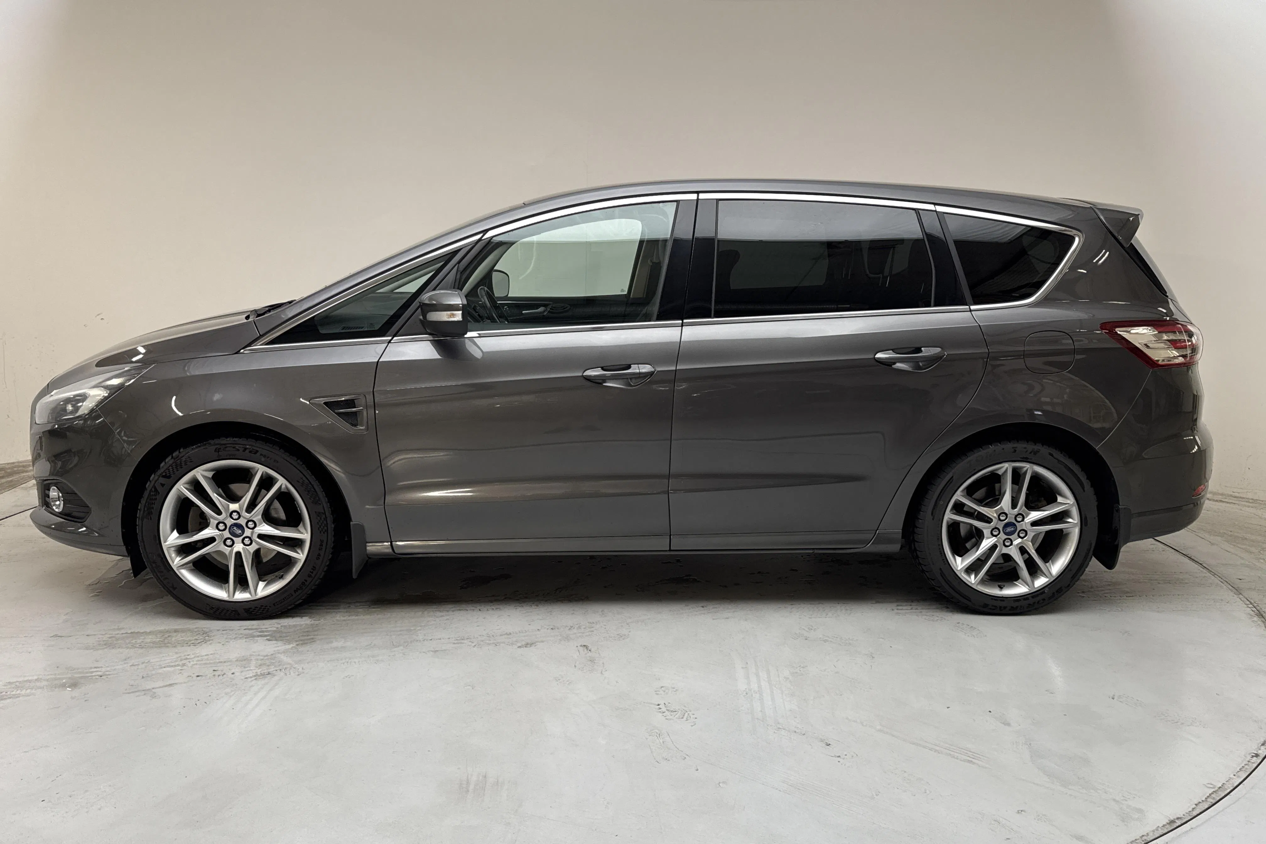 Presentationsfoto 2 av 19: Ford S-MAX 2.0 TDCi (180hk) - 19 938 mil - Automat - grå - 2018