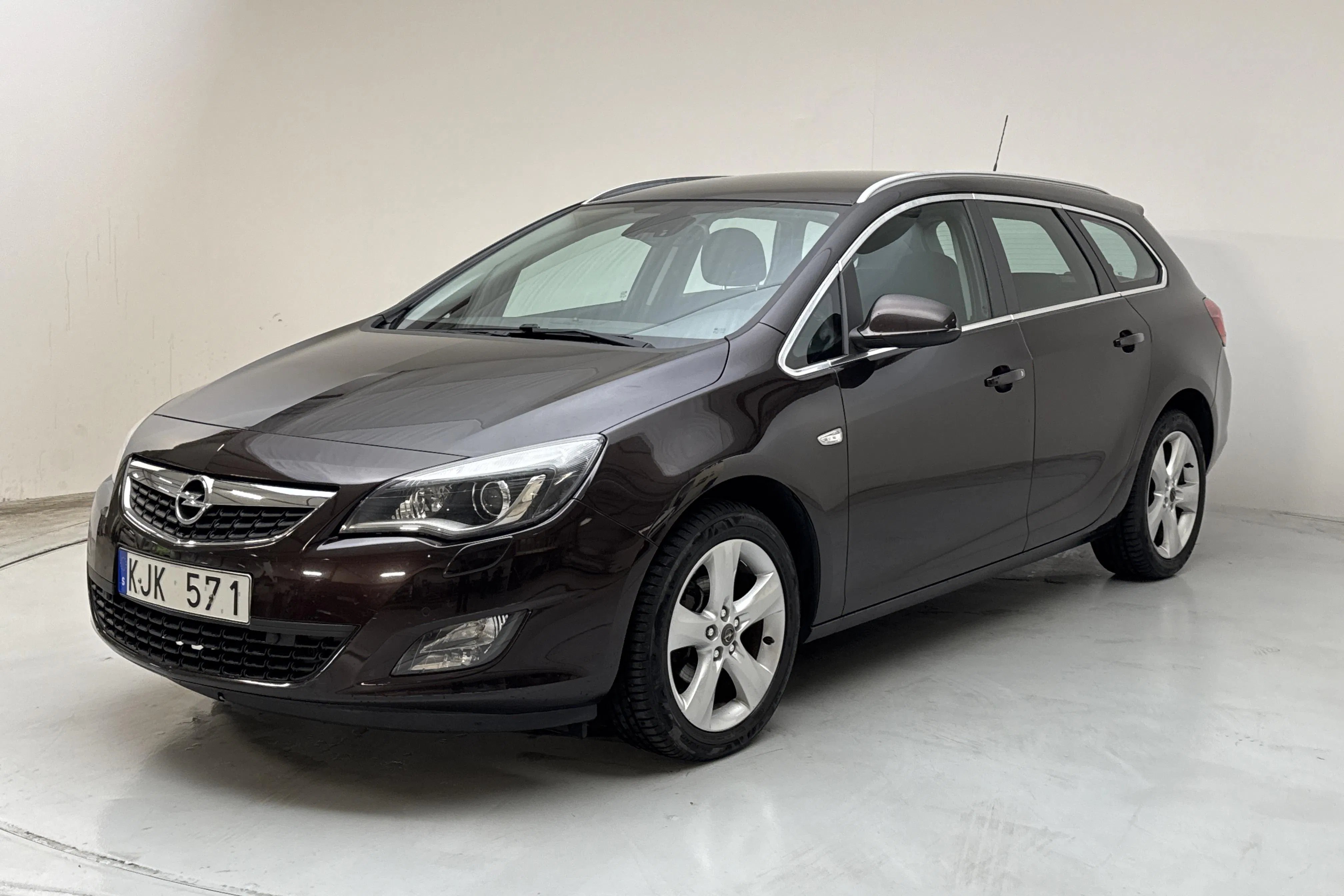 Presentation photo 1 of 14: Opel Astra 1.4 Turbo ECOTEC Sports Tourer (140hk) - 11 984 Scandinavian mile - Automatic - dark brown - 2012