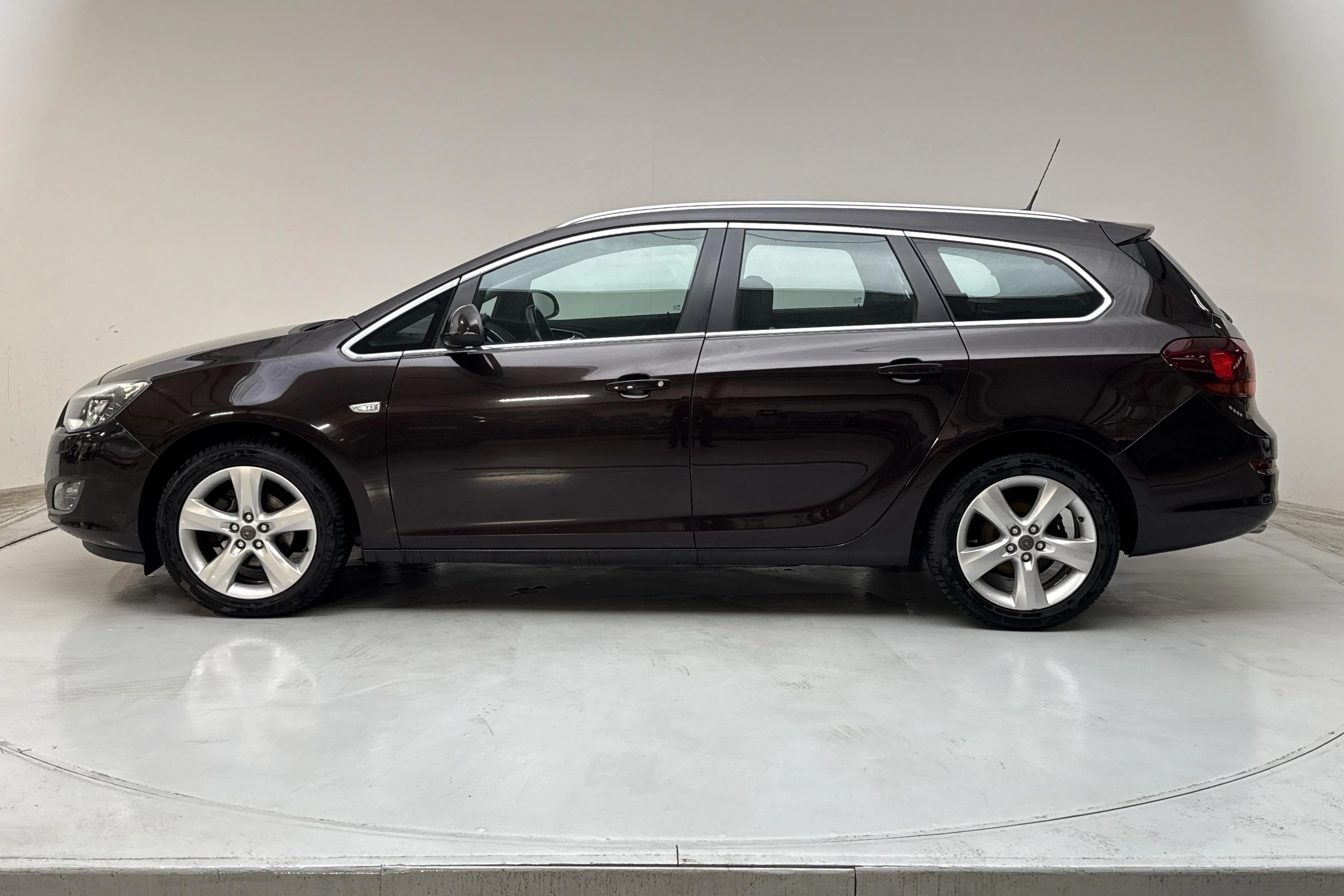 Presentation photo 2 of 14: Opel Astra 1.4 Turbo ECOTEC Sports Tourer (140hk) - 11 984 Scandinavian mile - Automatic - dark brown - 2012