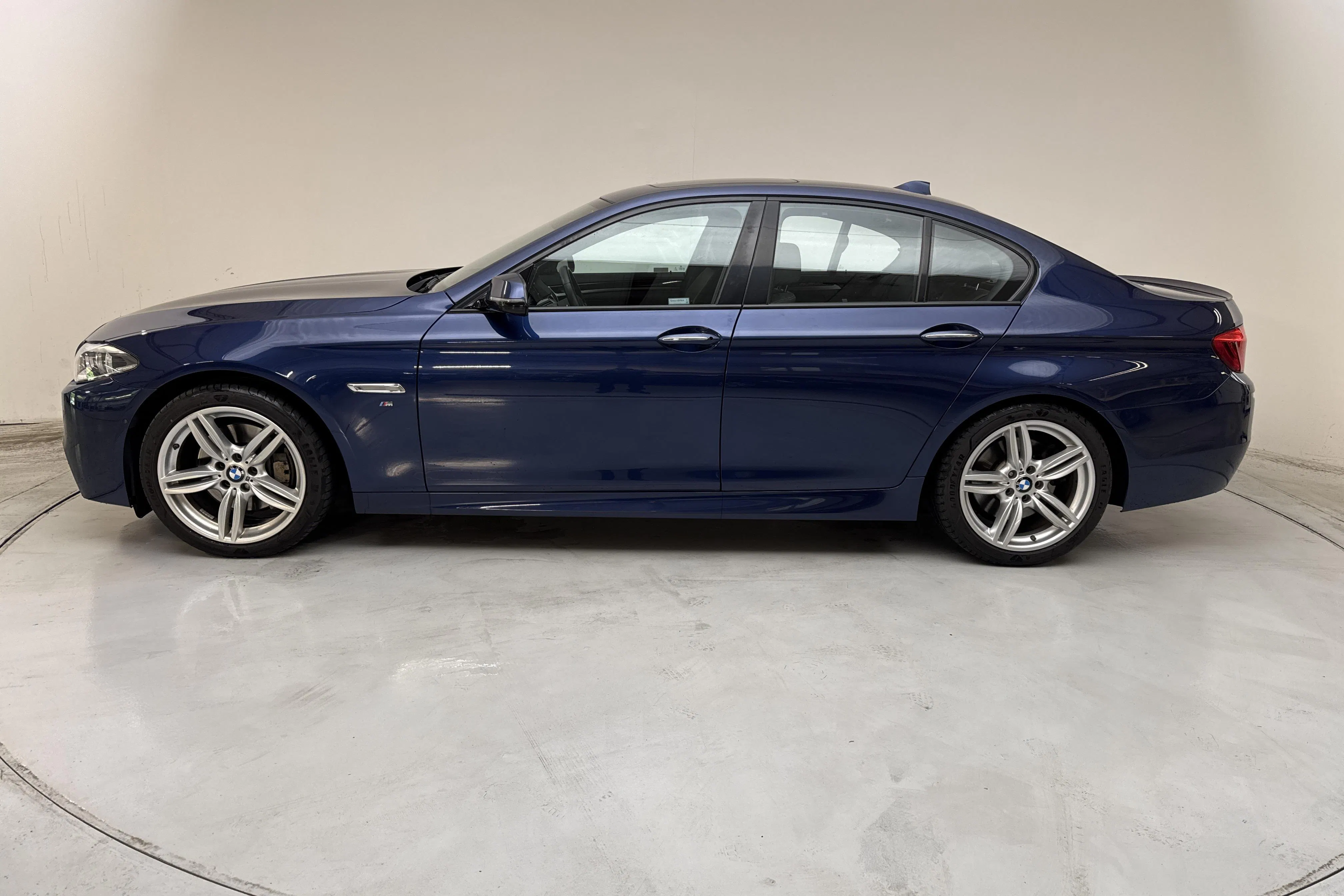Presentation photo 2 of 16: BMW 530d xDrive Sedan, F10 (258hk) - 101 550 km - Automatic - blue - 2016