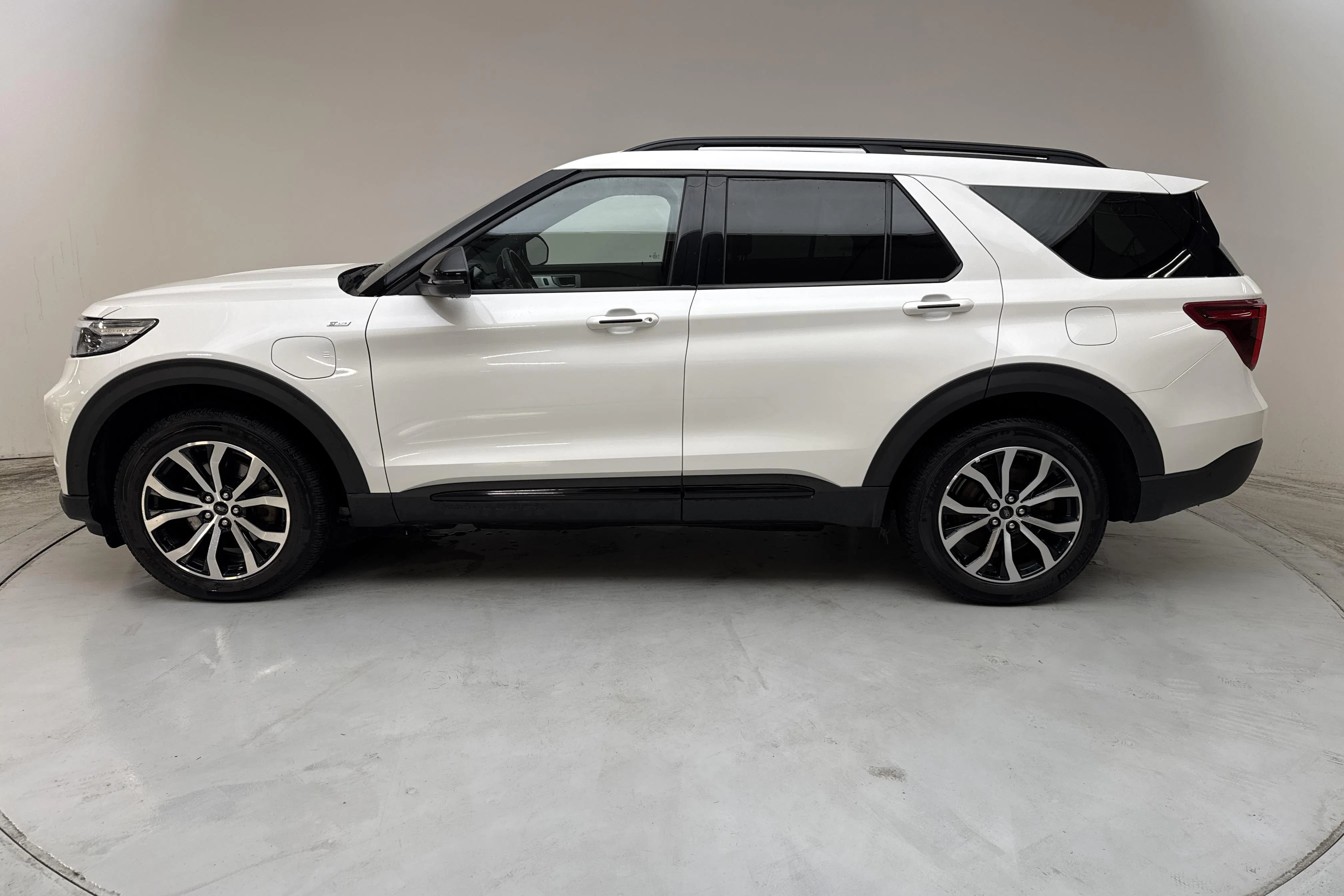 Presentation photo 2 of 19: Ford Explorer 3.0T EcoBoost (457hk) - 96 980 km - Automatic - white - 2023