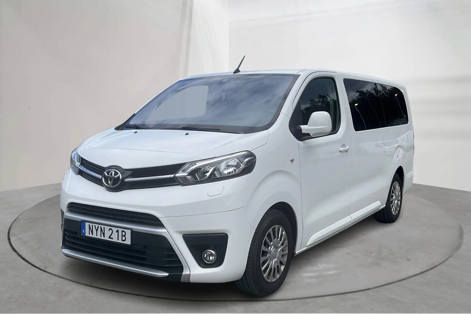 Presentationsfoto 1 av 11: Toyota PROACE Verso 1.5D (120hk) - 6 027 mil - Manuell - vit - 2021