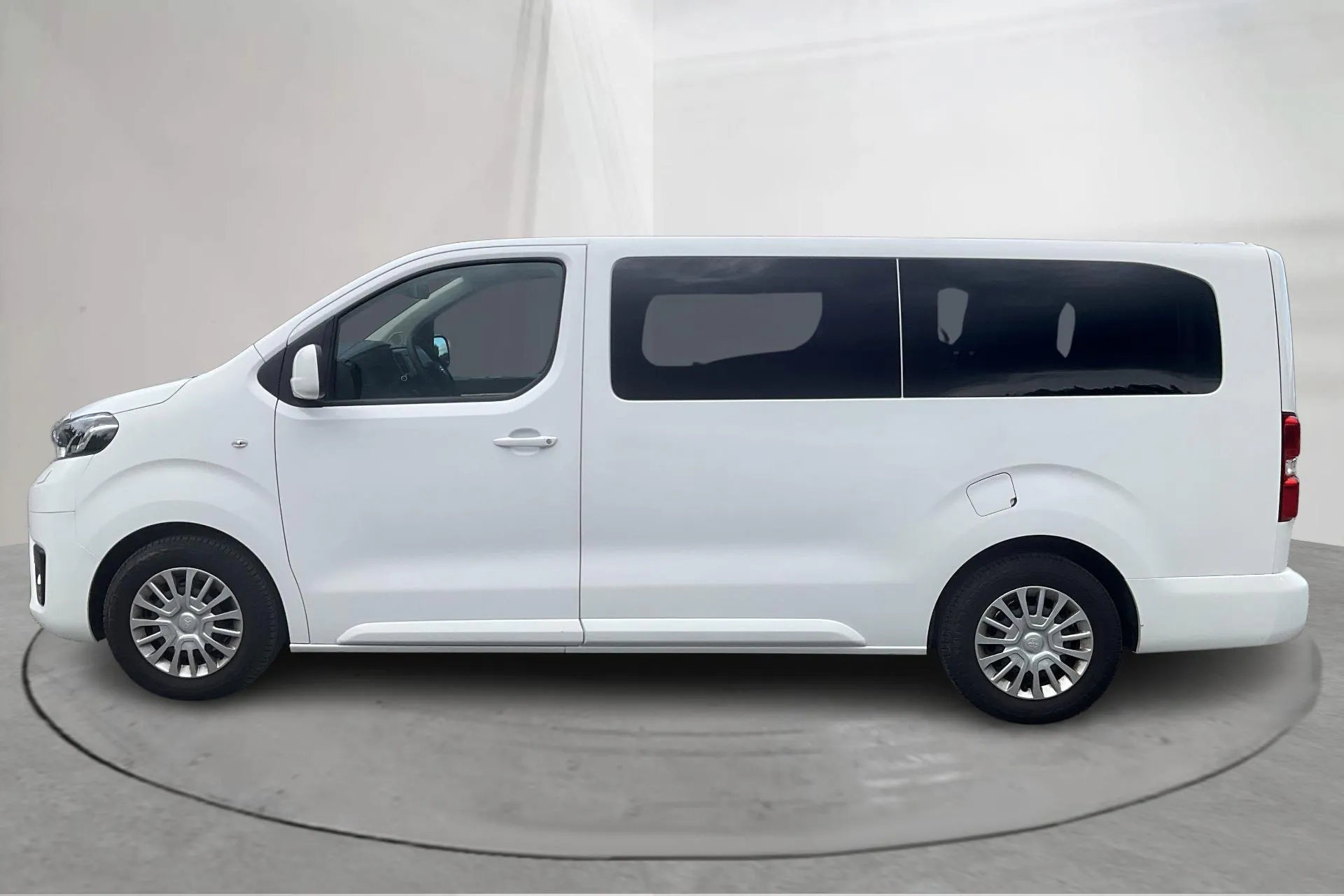 Presentationsfoto 2 av 11: Toyota PROACE Verso 1.5D (120hk) - 6 027 mil - Manuell - vit - 2021