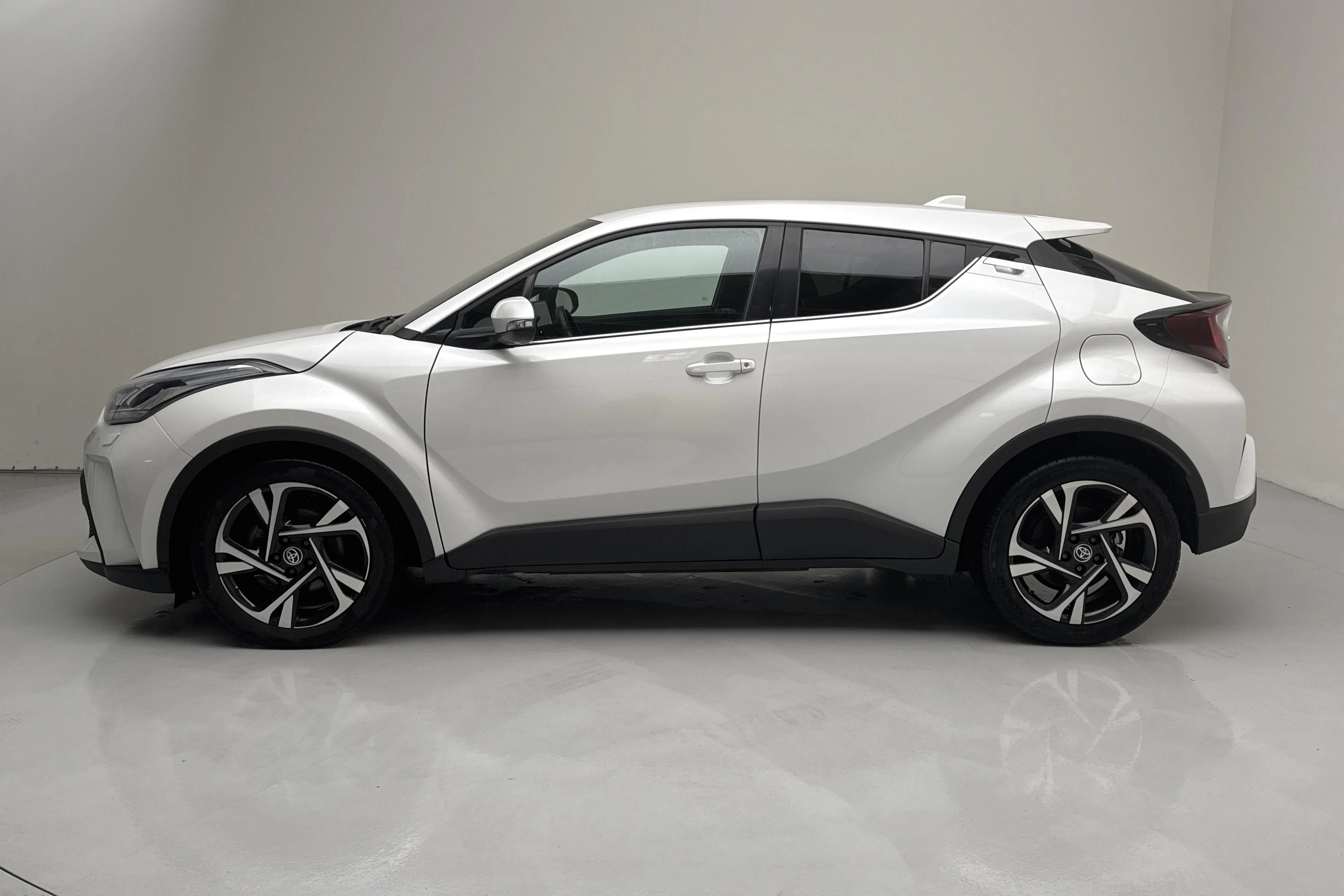 Presentationsfoto 2 av 13: Toyota C-HR 1.8 HSD (122hk) - 8 013 mil - Automat - vit - 2023