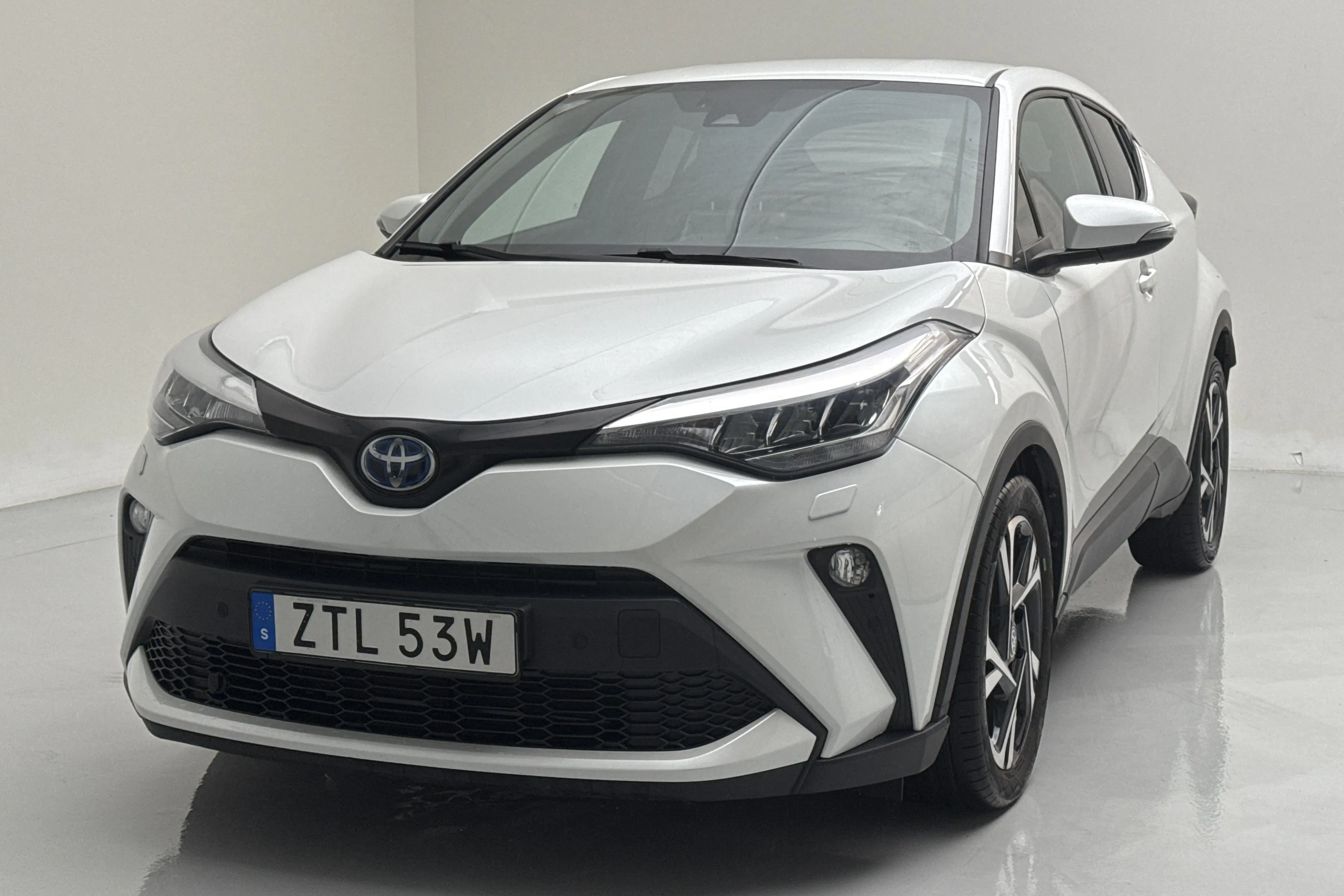 Presentationsfoto 1 av 13: Toyota C-HR 1.8 HSD (122hk) - 8 013 mil - Automat - vit - 2023