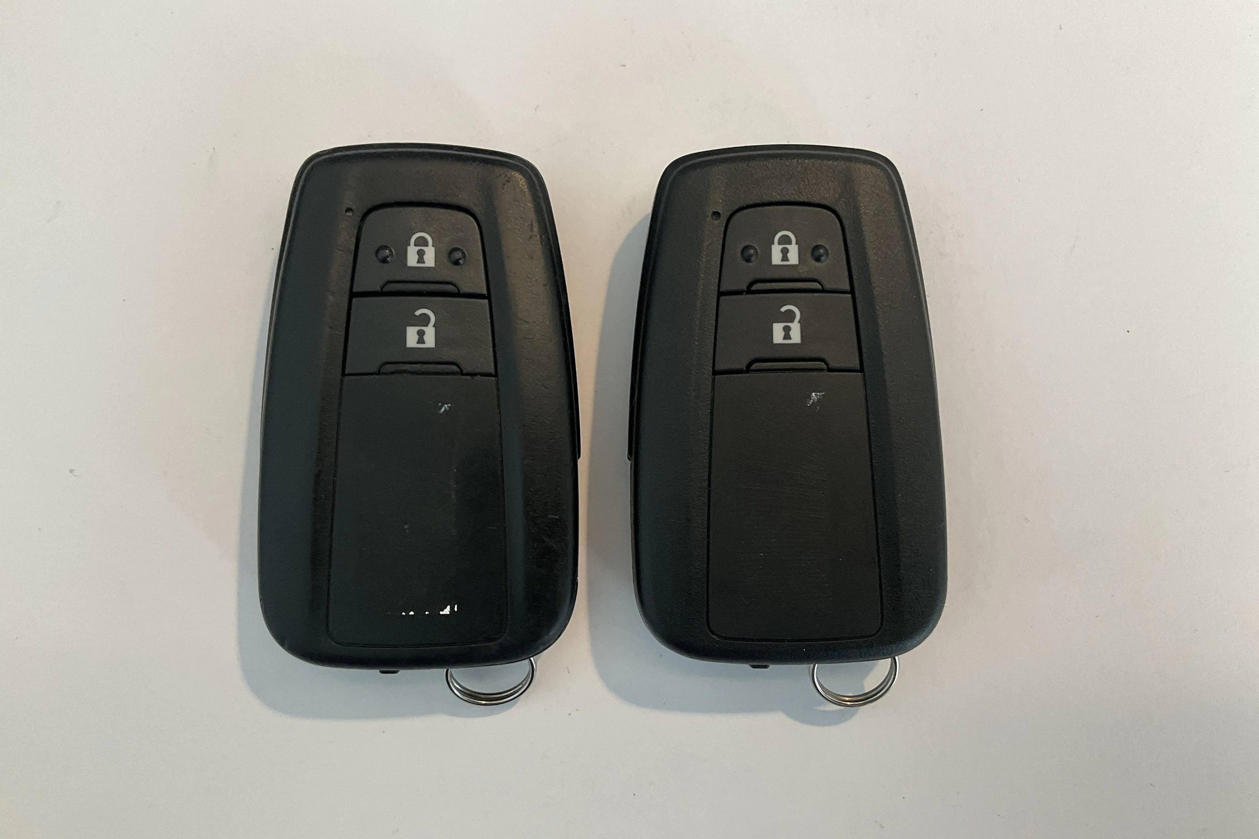 Presentationsfoto 13 av 13: Toyota C-HR 1.8 HSD (122hk) - 8 013 mil - Automat - vit - 2023