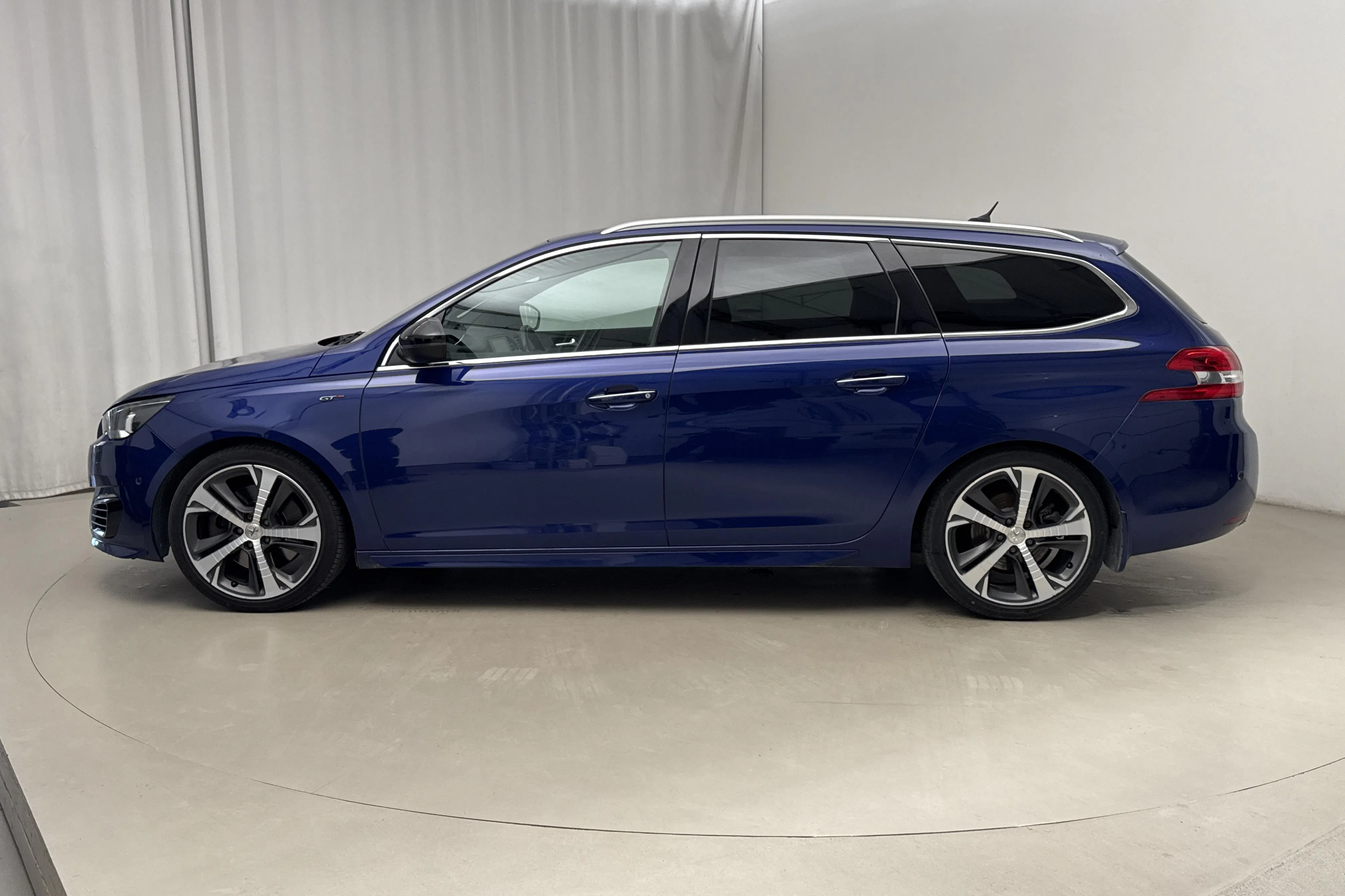 Presentationsfoto 2 av 16: Peugeot 308 SW BlueHDi (180hk) - 17 479 mil - Automat - blå - 2015