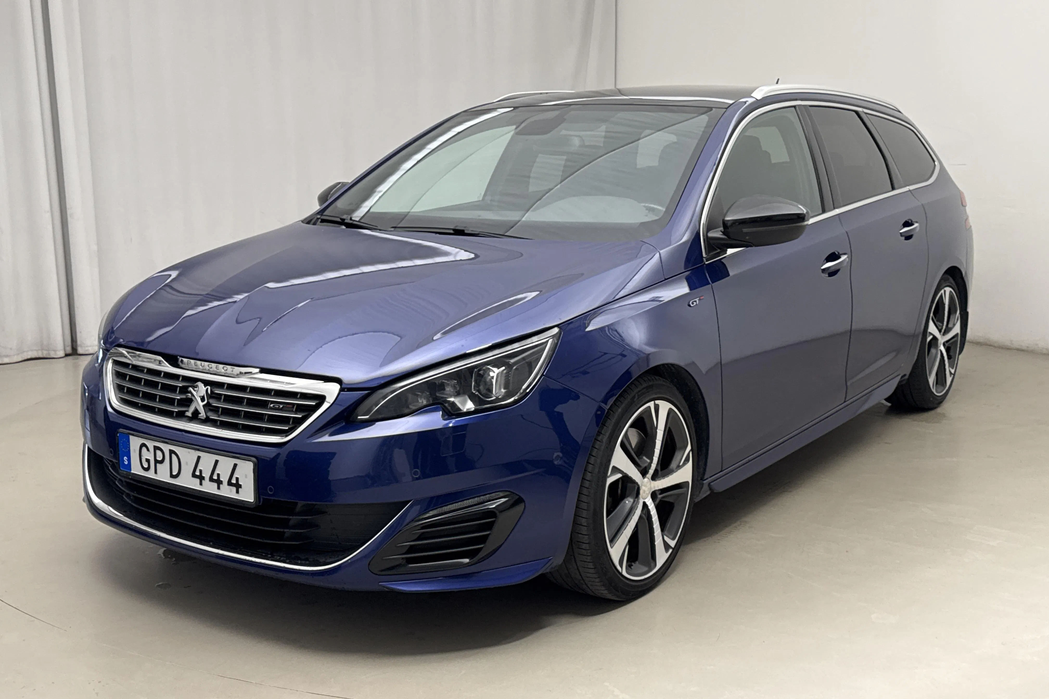 Presentationsfoto 1 av 16: Peugeot 308 SW BlueHDi (180hk) - 17 479 mil - Automat - blå - 2015