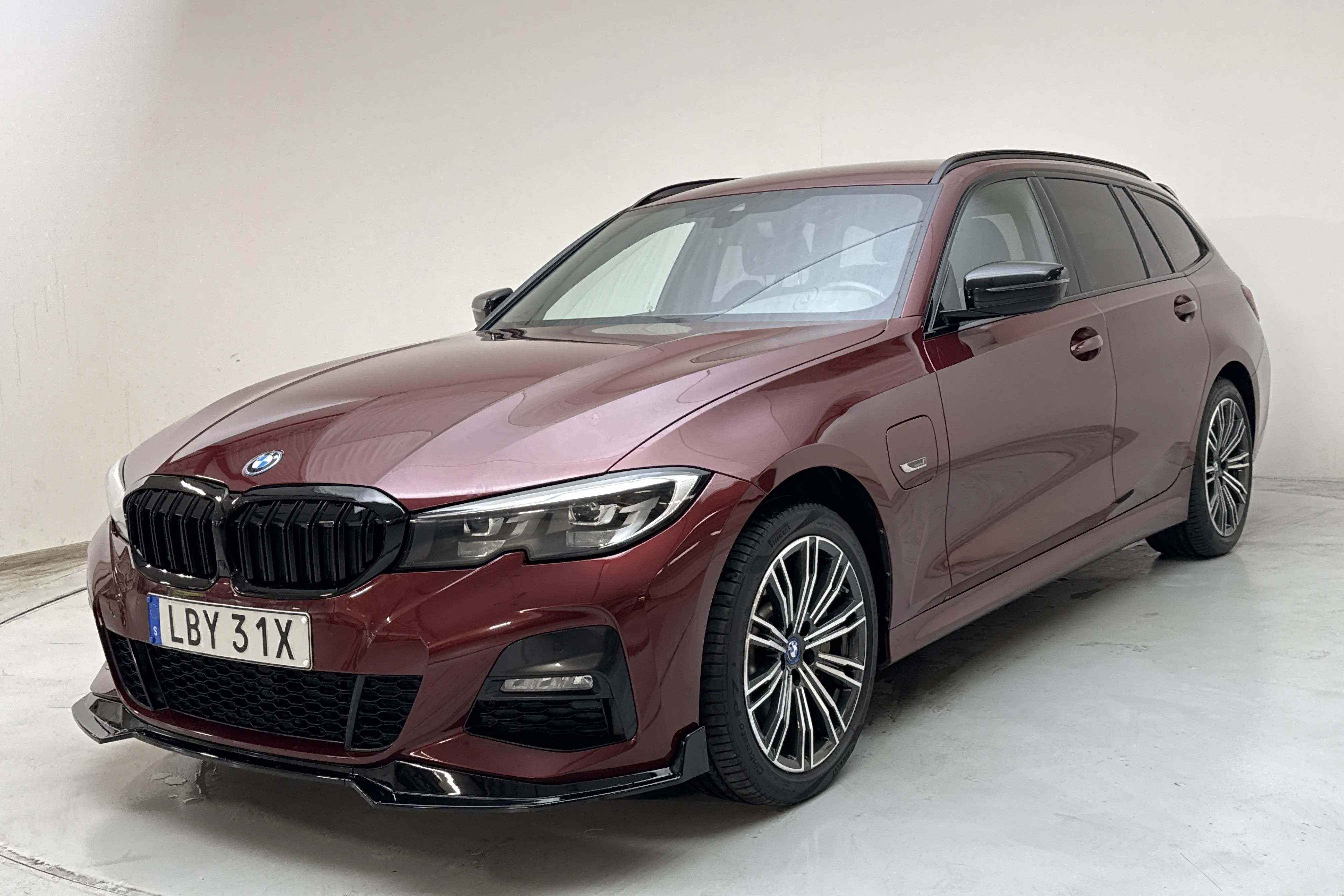 Presentationsfoto 1 av 18: BMW 330e xDrive Touring, G21 (292hk) - 13 616 mil - Automat - röd - 2022