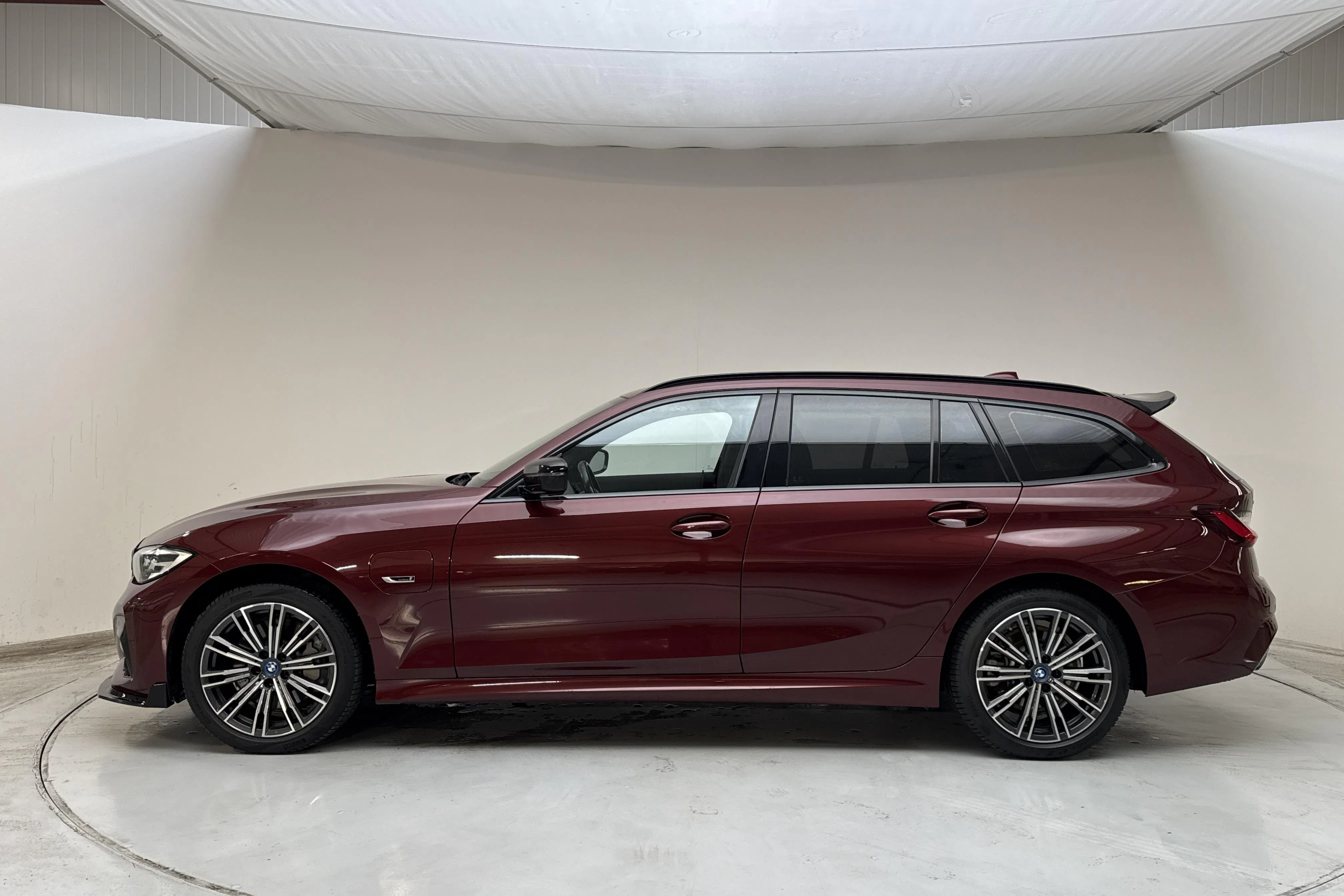 Presentationsfoto 2 av 18: BMW 330e xDrive Touring, G21 (292hk) - 13 616 mil - Automat - röd - 2022