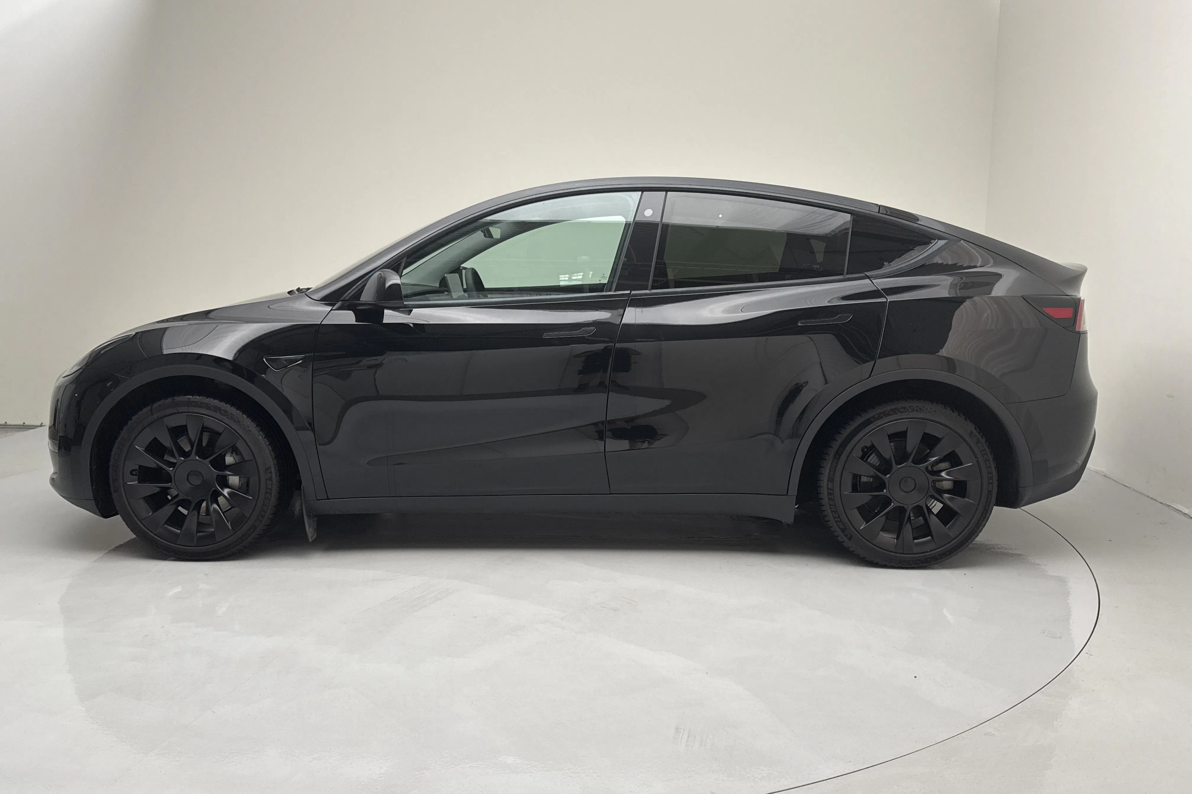 Presentation photo 2 of 18: Tesla Model Y Long Range Dual Motor AWD - 37 120 km - Automatic - black - 2023
