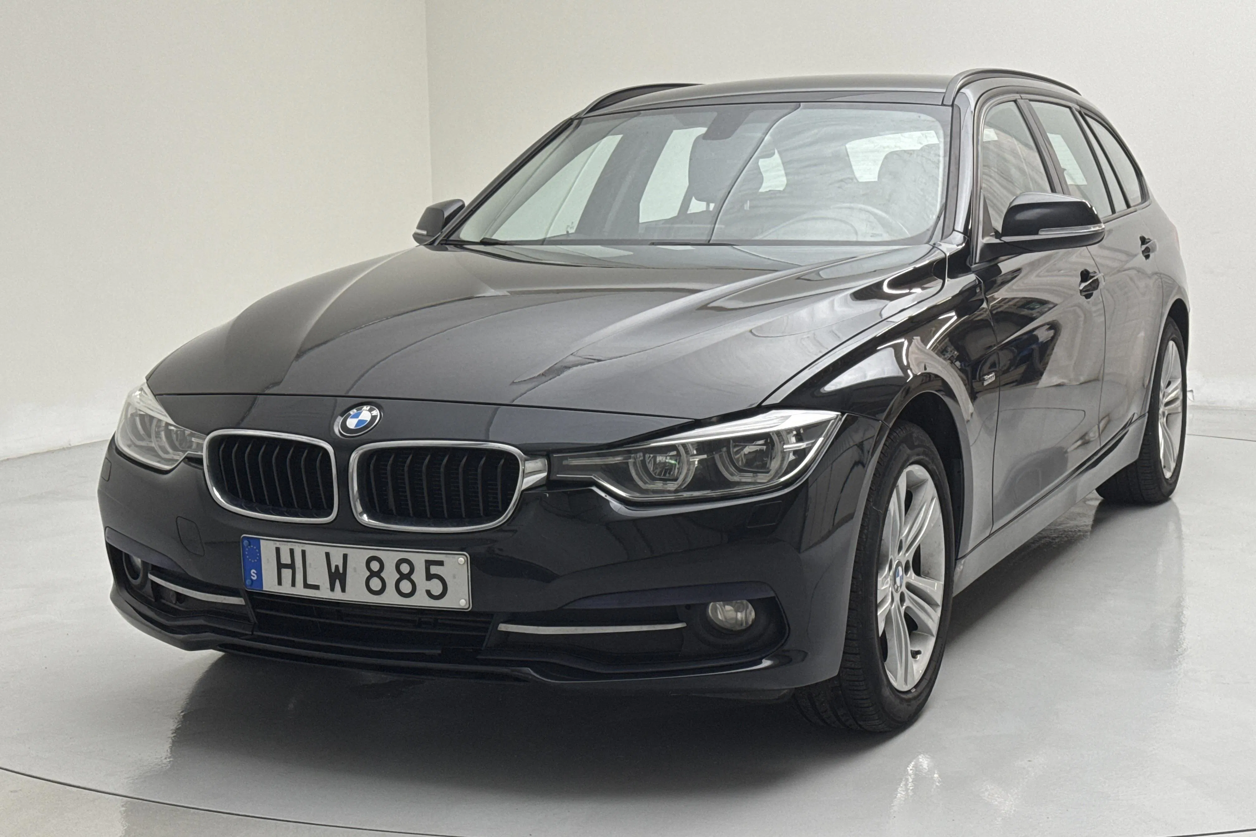 Presentation photo 1 of 13: BMW 318d xDrive Touring, F31 (150hk) - 171 520 km - Manual - black - 2017