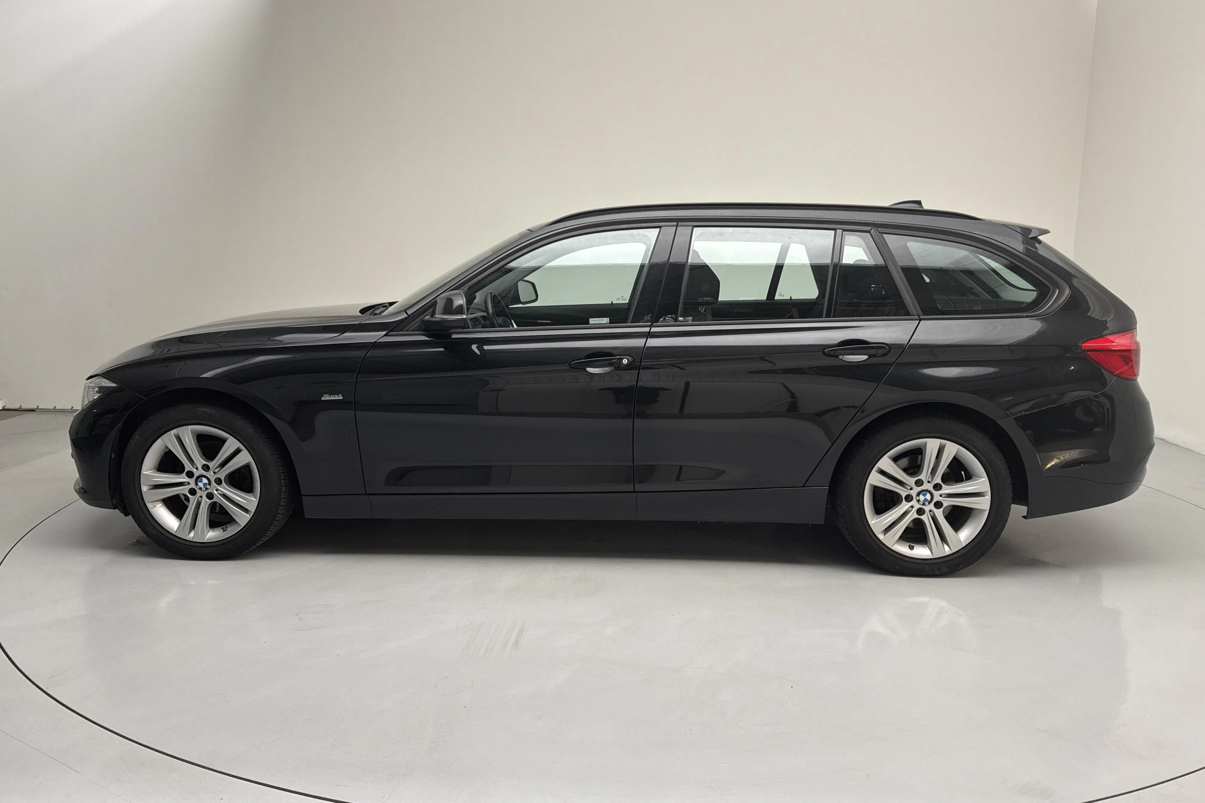 Presentation photo 2 of 13: BMW 318d xDrive Touring, F31 (150hk) - 171 520 km - Manual - black - 2017