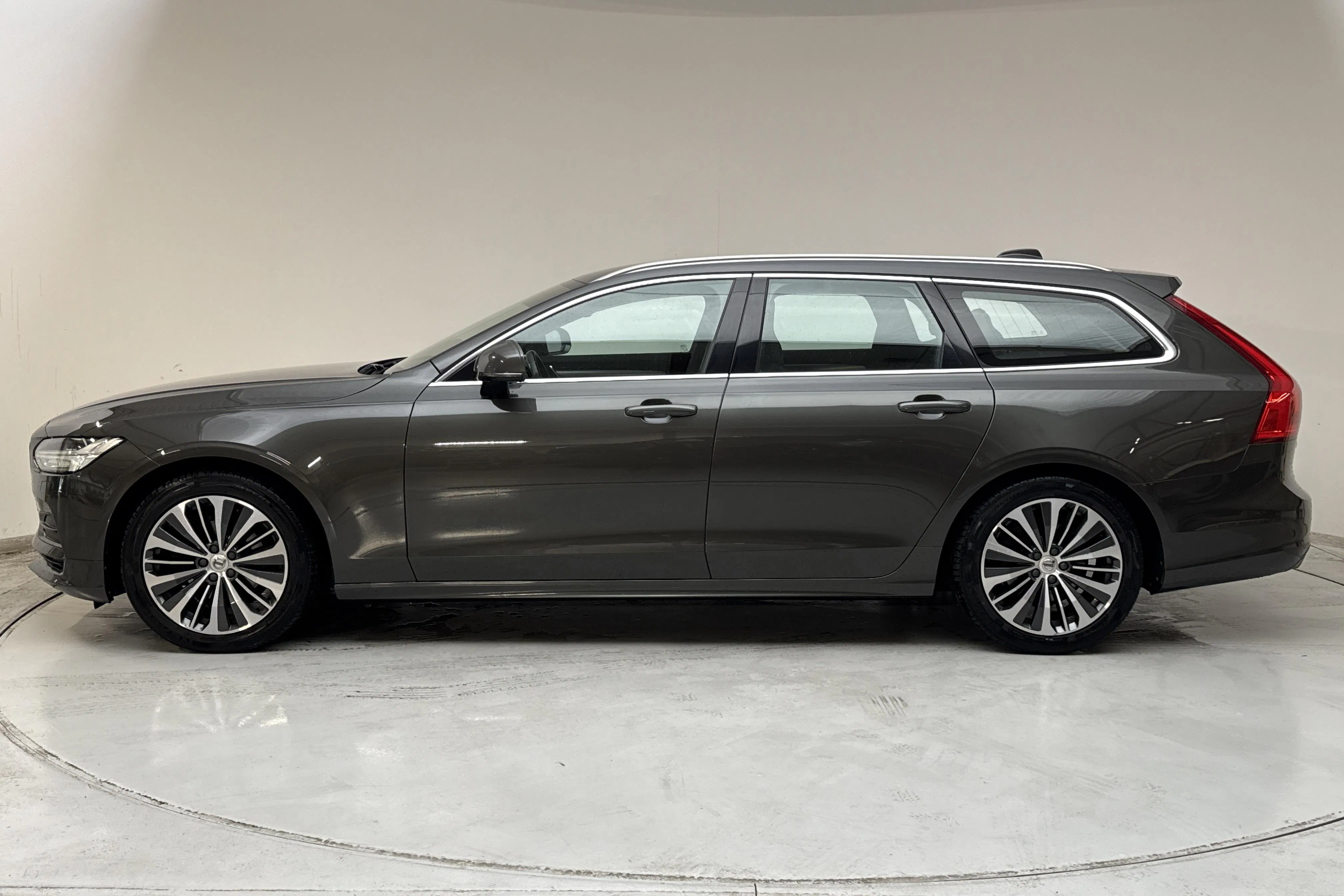 Presentationsfoto 2 av 13: Volvo V90 D4 (190hk) - 18 676 mil - Automat - Mörkgrå - 2020