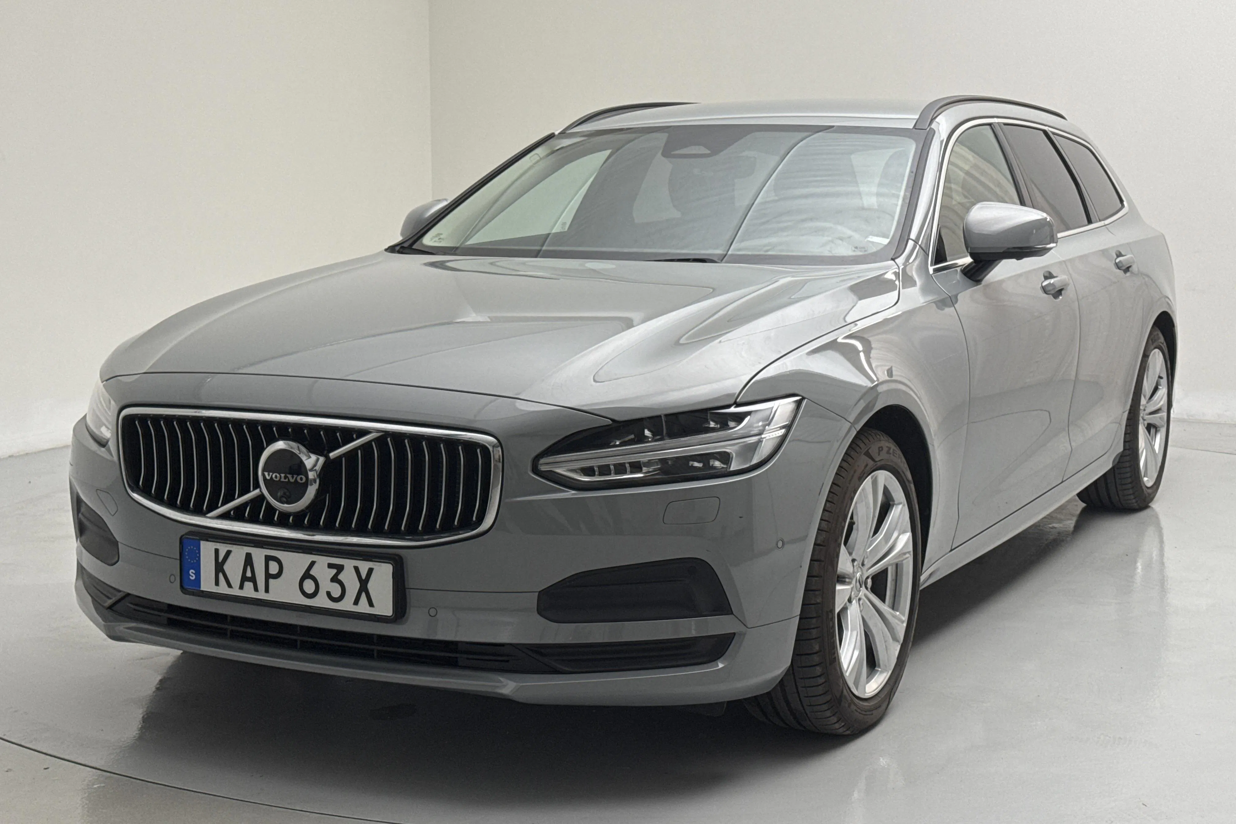 Presentation photo 1 of 17: Volvo V90 B4 Mildhybrid, Bensin (190hk) - 3 470 km - Automatic - gray - 2024