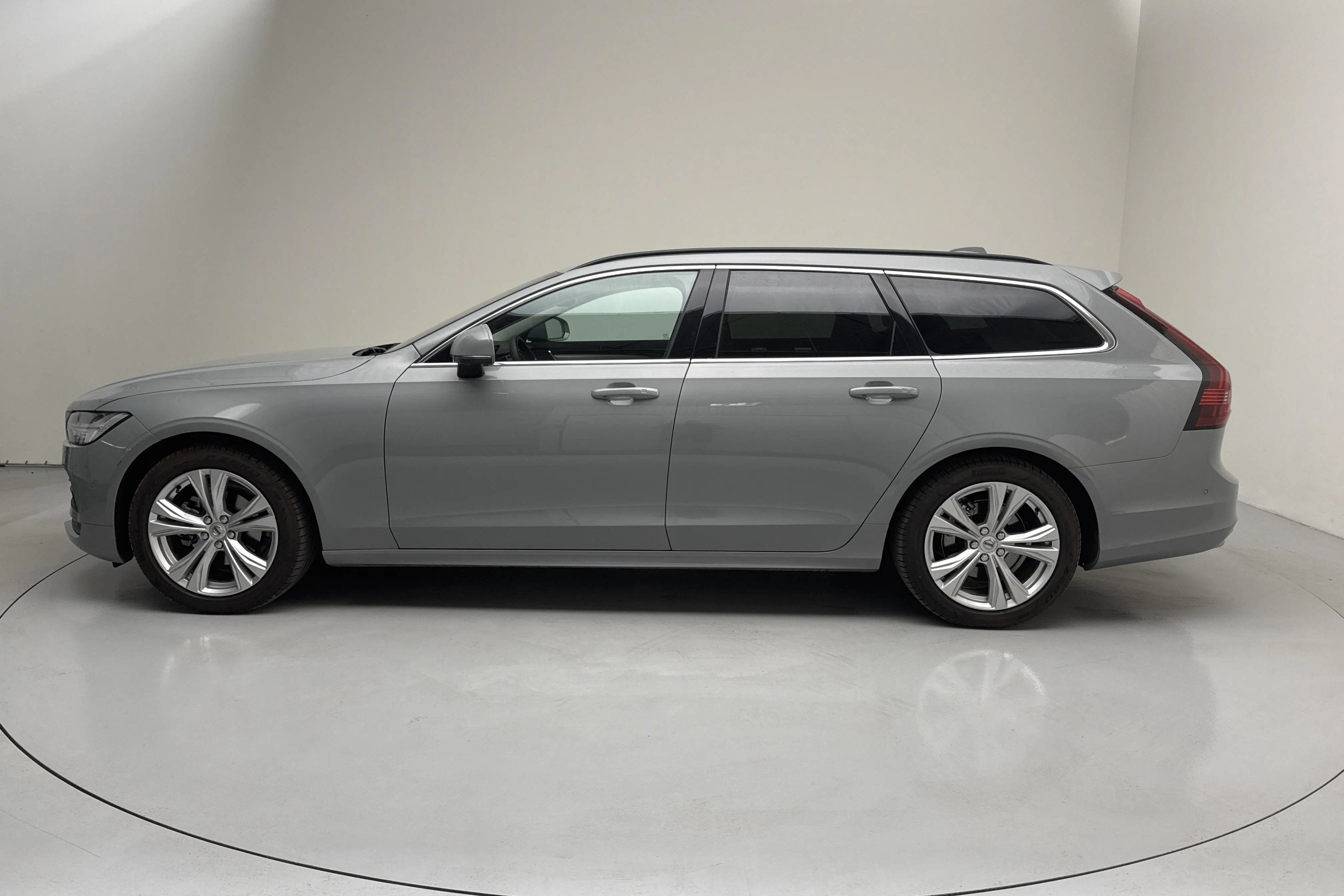 Presentation photo 2 of 17: Volvo V90 B4 Mildhybrid, Bensin (190hk) - 3 470 km - Automatic - gray - 2024
