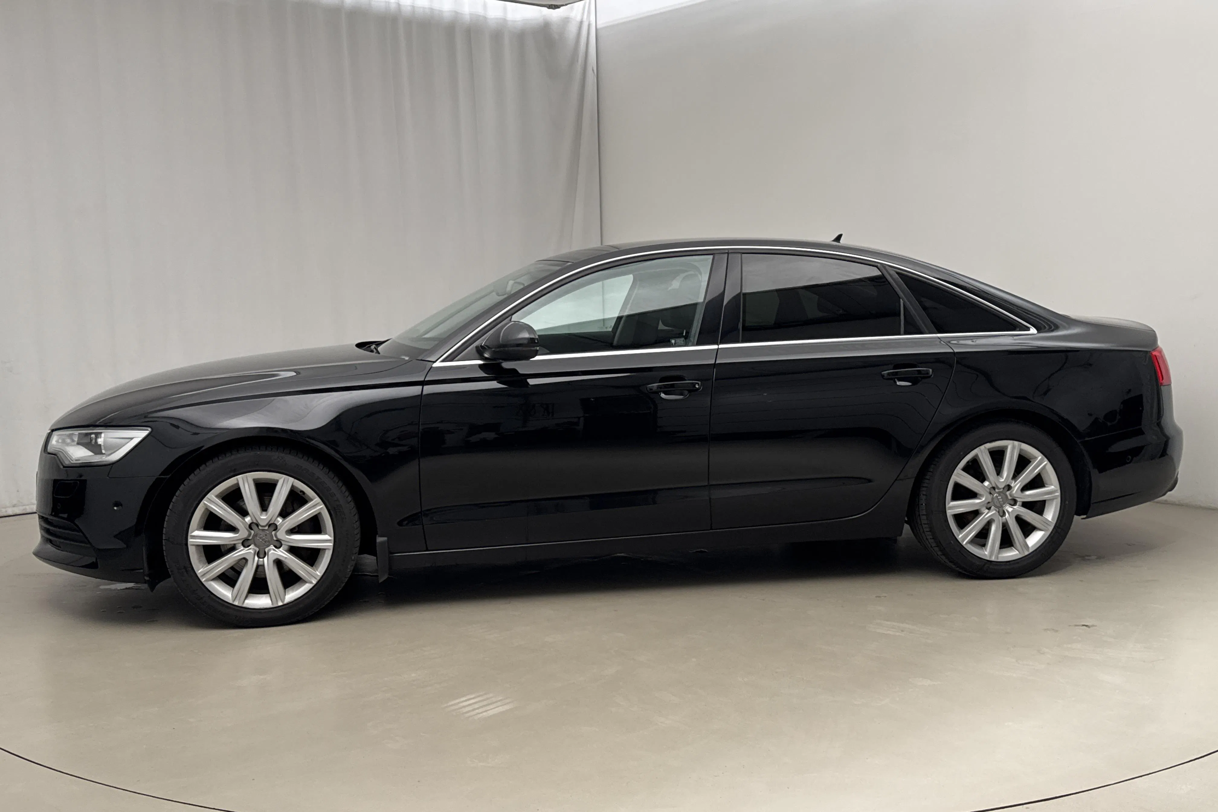 Presentationsfoto 2 av 17: Audi A6 2.0 TDI (177hk) - 19 893 mil - Manuell - svart - 2012