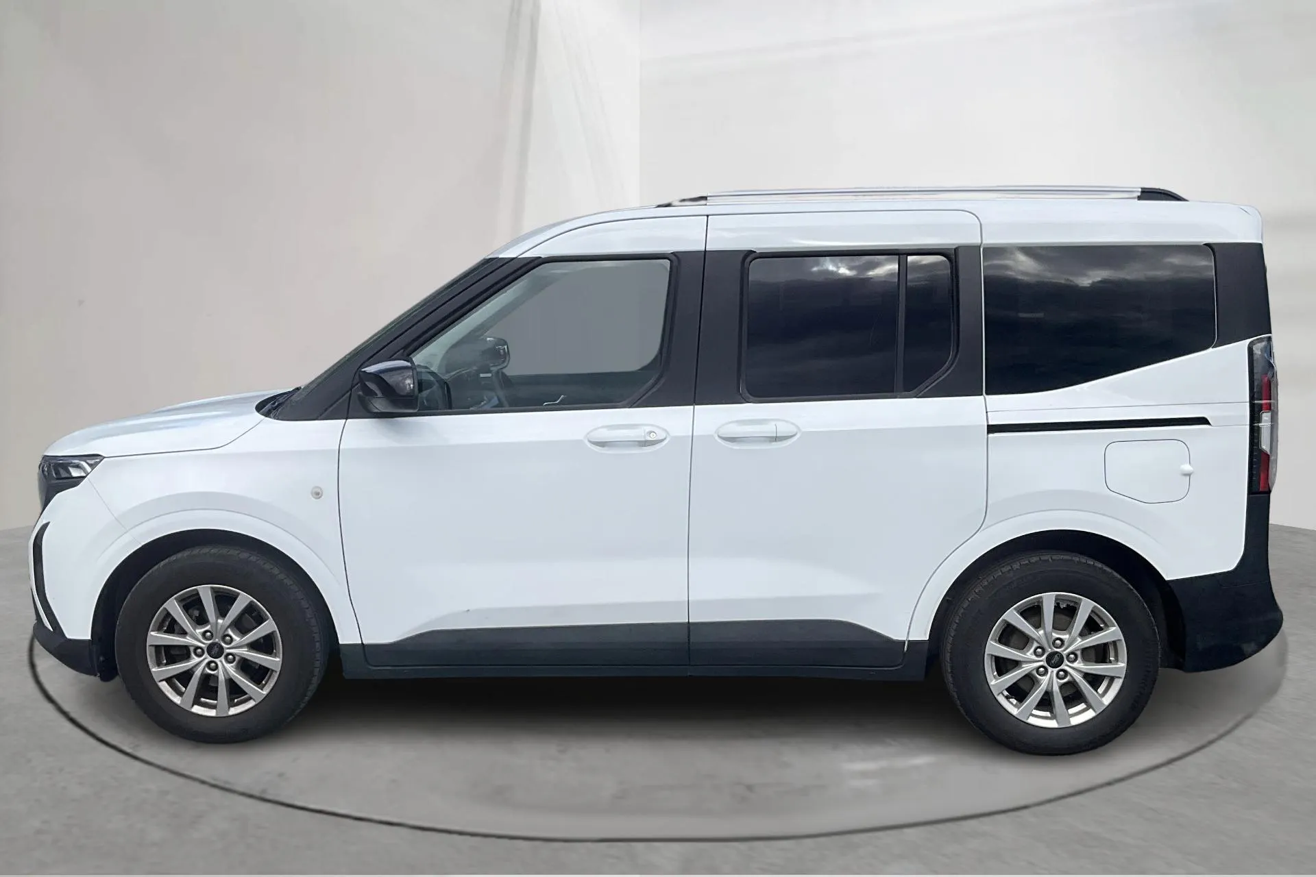 Presentation photo 2 of 13: Ford Tourneo Courier 1.0 EcoBoost (125hk) - 23 640 km - Manual - white - 2025