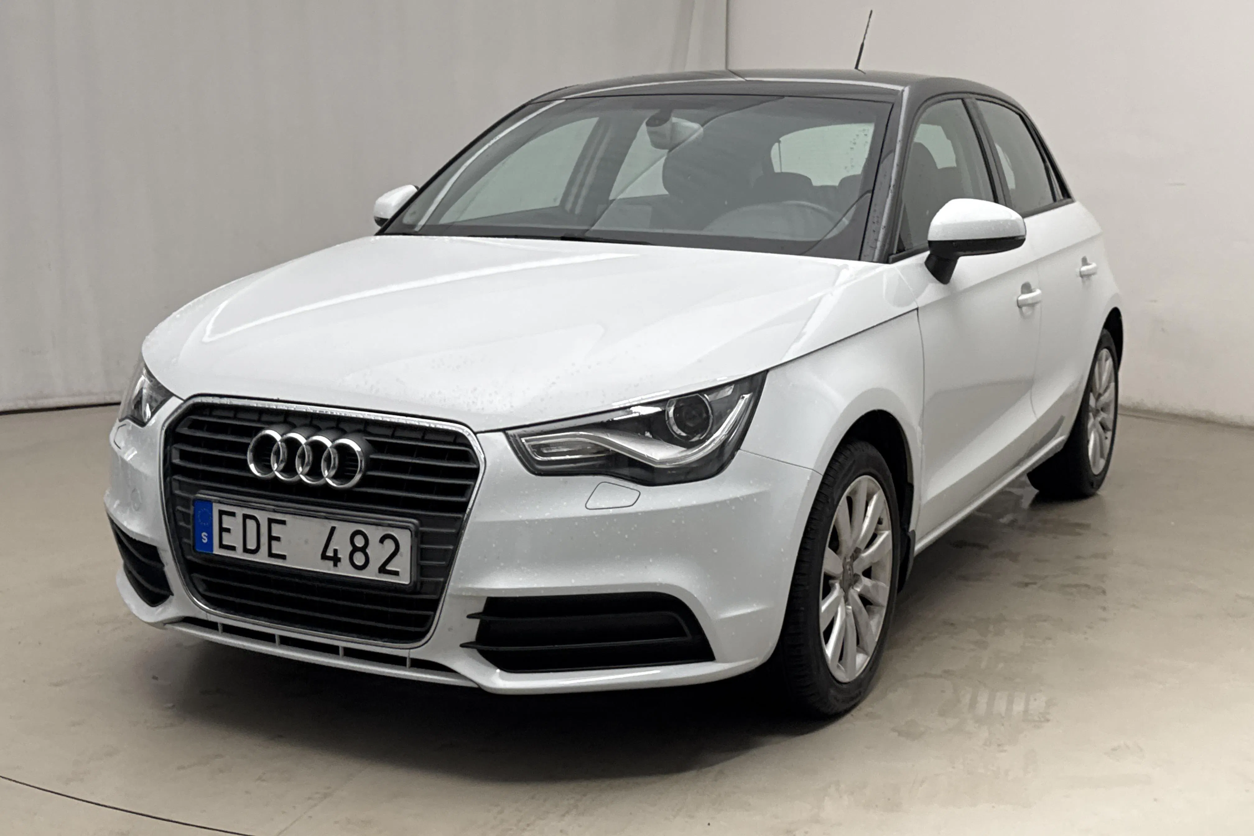 Presentation photo 1 of 15: Audi A1 1.2 TFSI Sportback (86hk) - 118 420 km - Manual - white - 2014