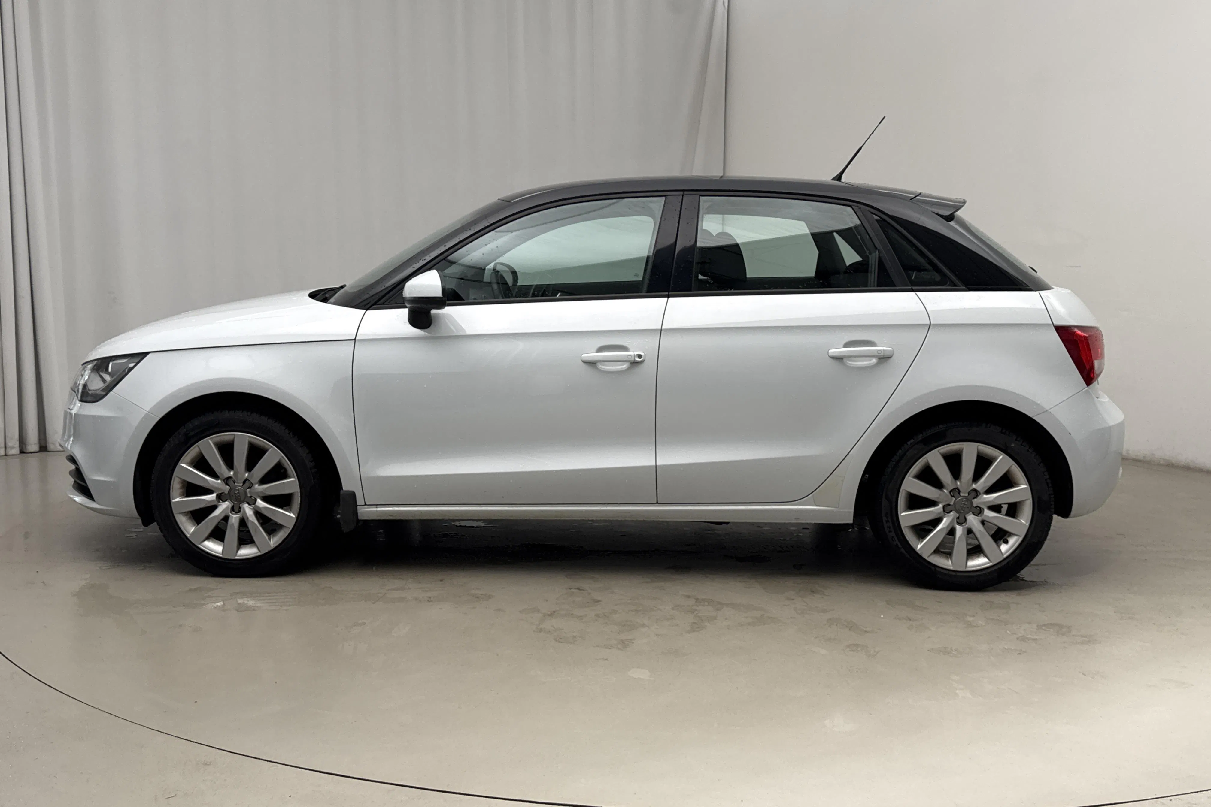 Presentation photo 2 of 15: Audi A1 1.2 TFSI Sportback (86hk) - 118 420 km - Manual - white - 2014